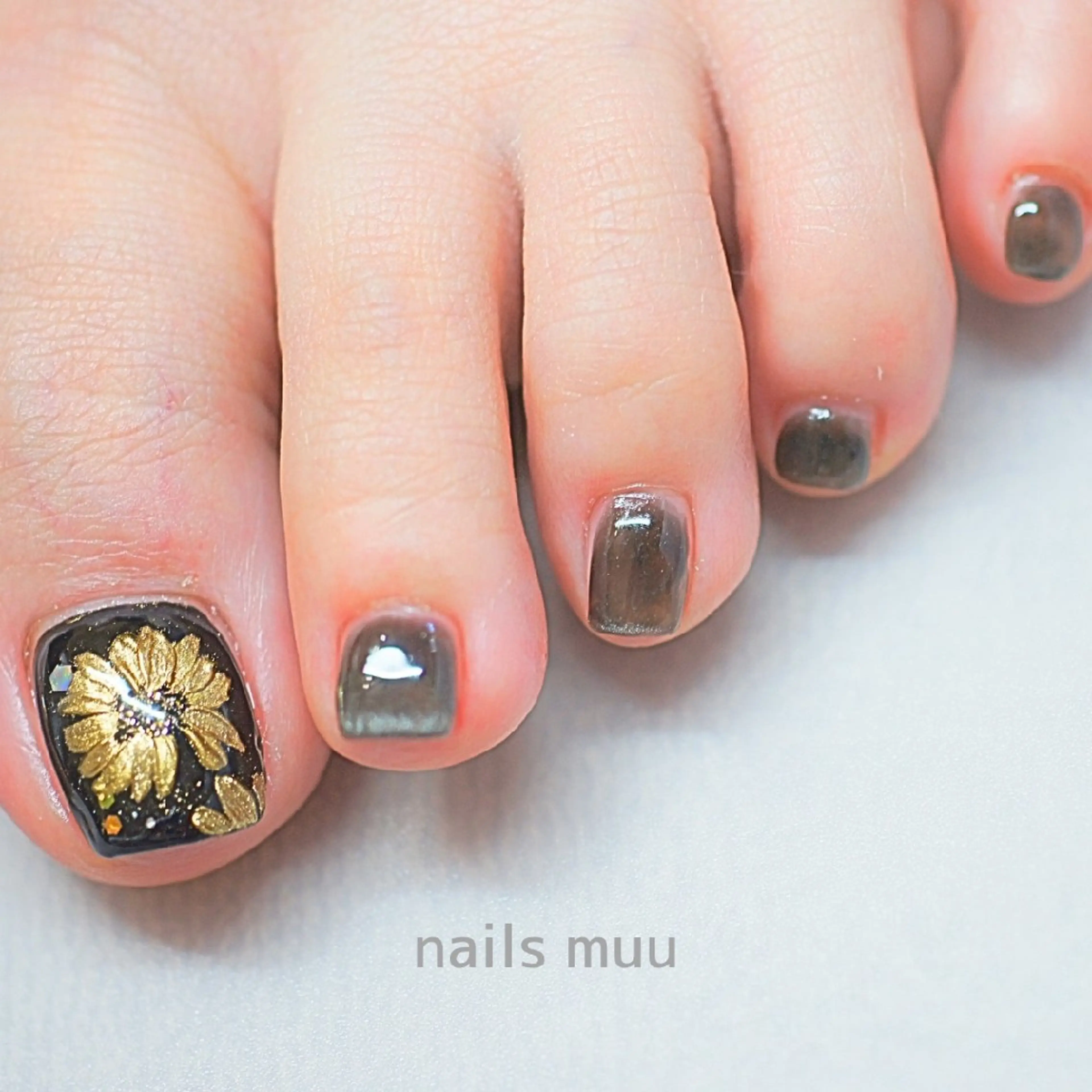 ネイル フットネイル ゴールド ホワイト フットネイル nails muu まゆのネイルデザイン