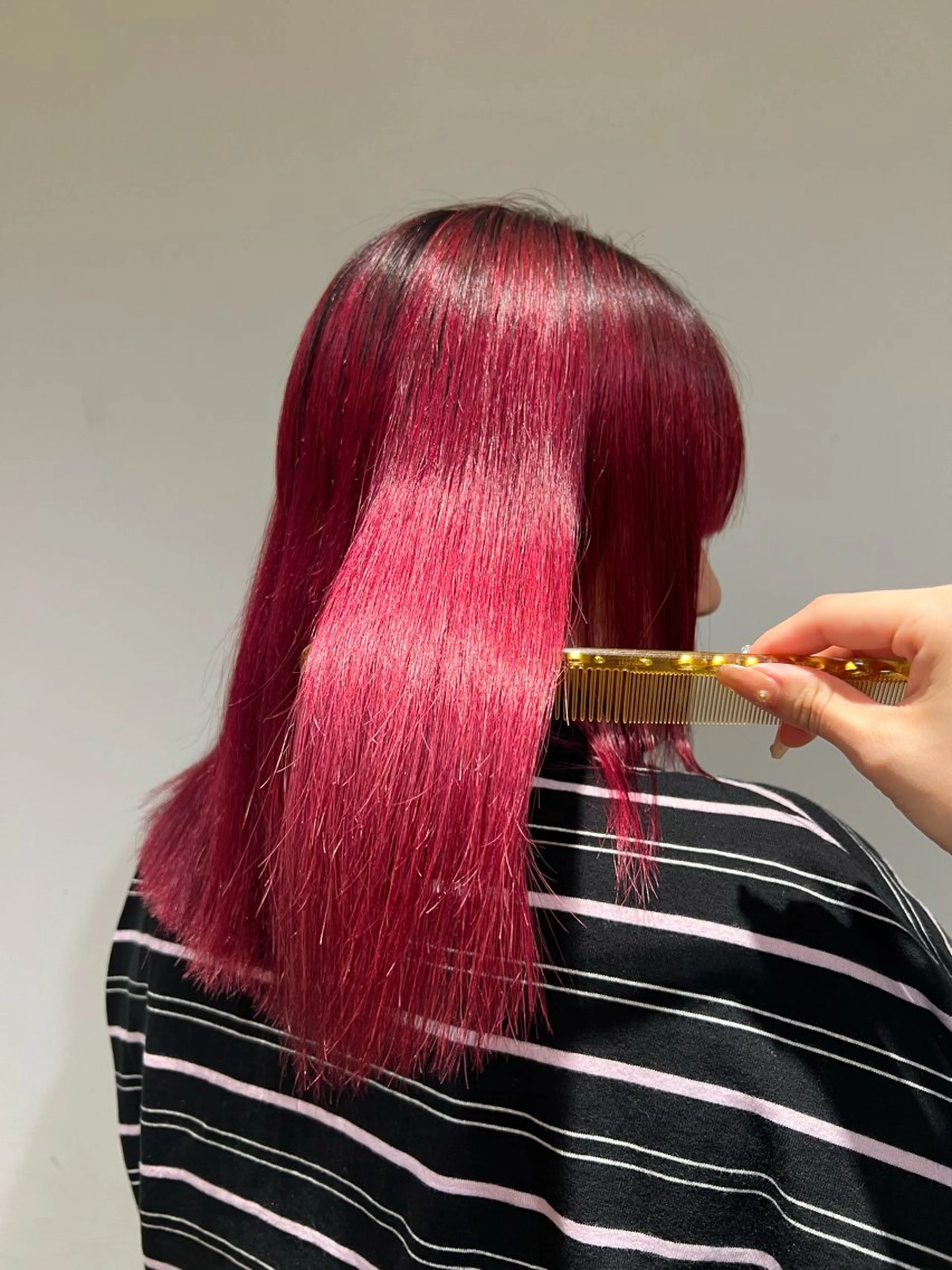 セミロング カラー ブリーチ レッドカラー ワタナベ モカ🦢ダブルカラーのヘアスタイル