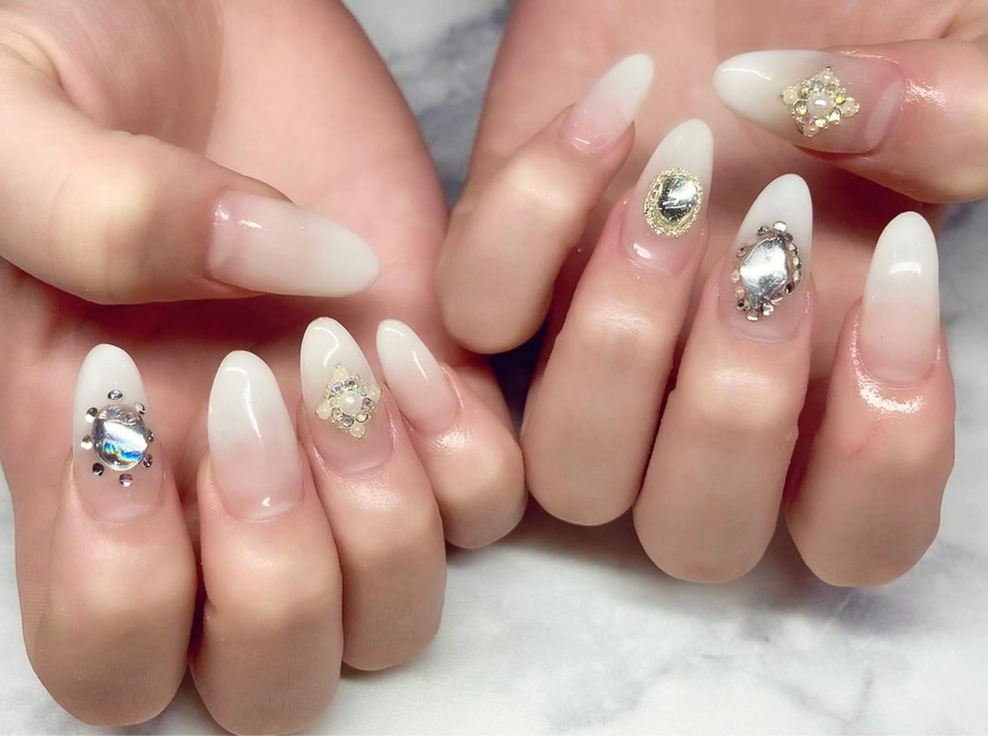 ネイル ジェルネイル グラデーション パラジェル スカルプネイル ホワイト ハンドネイル Nail&eye Belire 新宿のネイルデザイン
