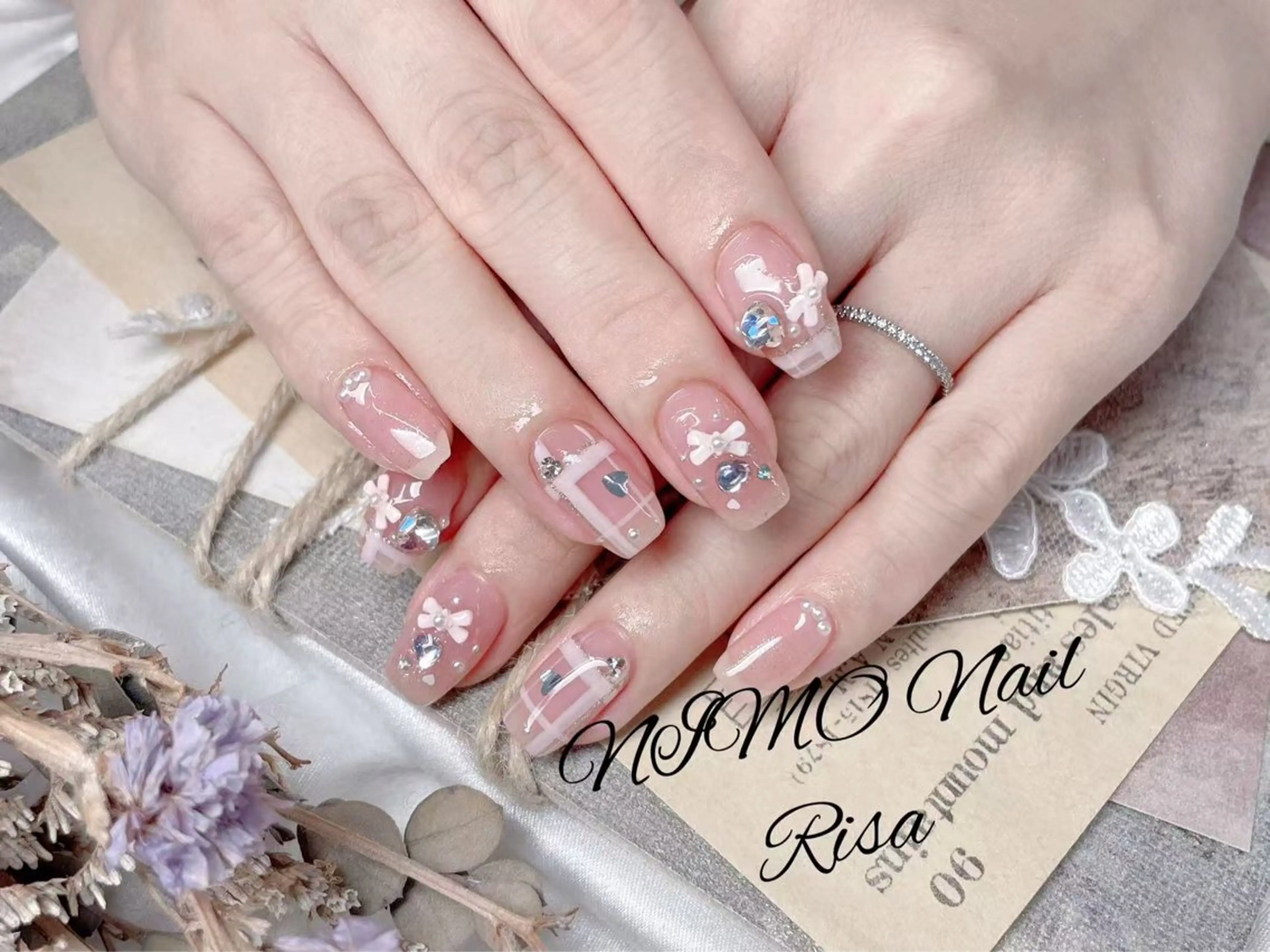 ネイル リボン シンプルネイル 冬ネイル クリスマス ハンドネイル RI SA☀️ リサのネイルデザイン