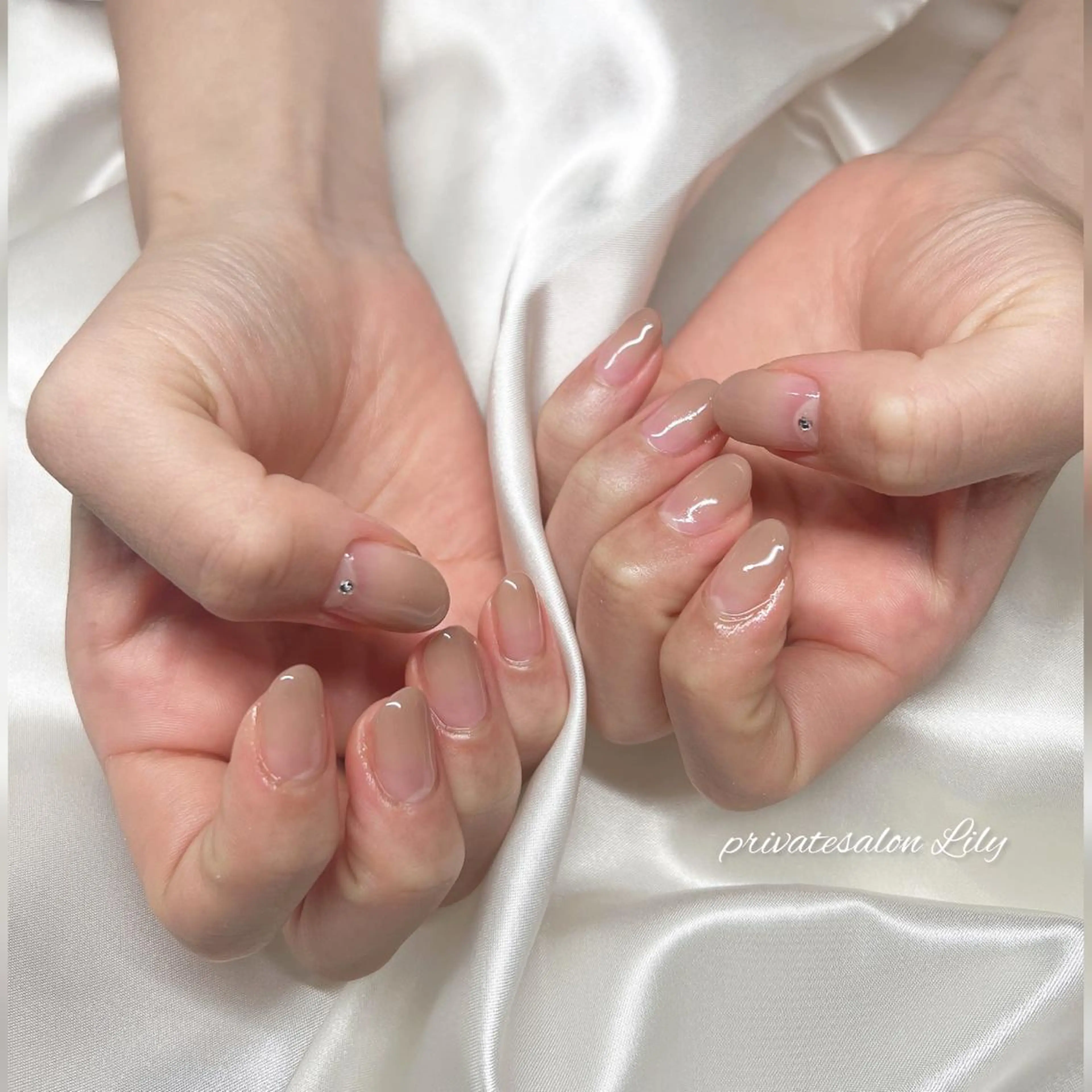 ネイル グラデーション ストーンネイル ハンドネイル salon Lilyのネイルデザイン
