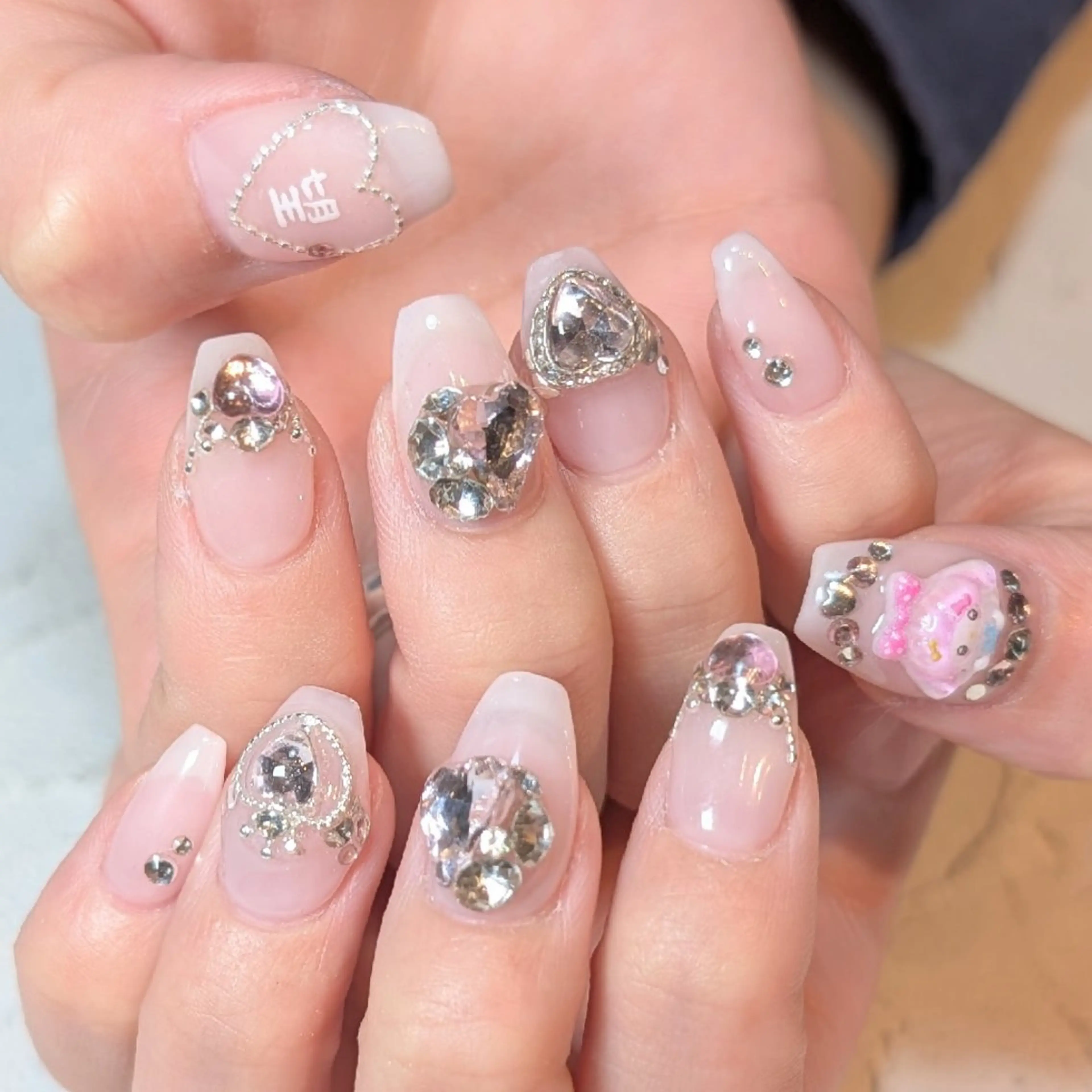 ネイル ガーリー ピンク ストーンネイル Nail salon Euphoria所属・Euphoria 【 suzuki 】のネイルデザイン