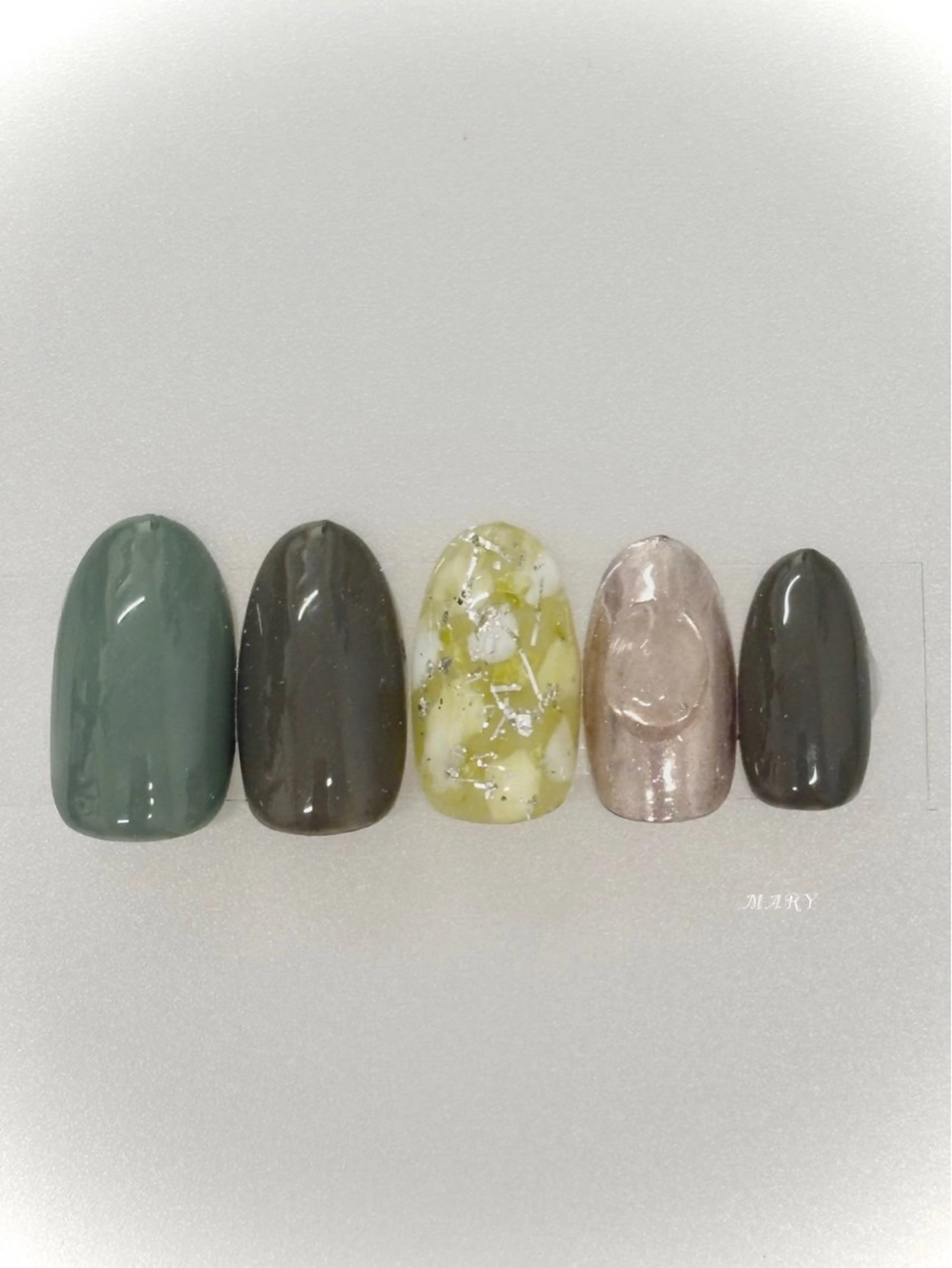ネイル グリーン キラキラネイル ミラーネイル ニュアンスネイル ワンカラーネイル ハンドネイル Mary nail所属・Mary nail .narumiのネイルデザイン