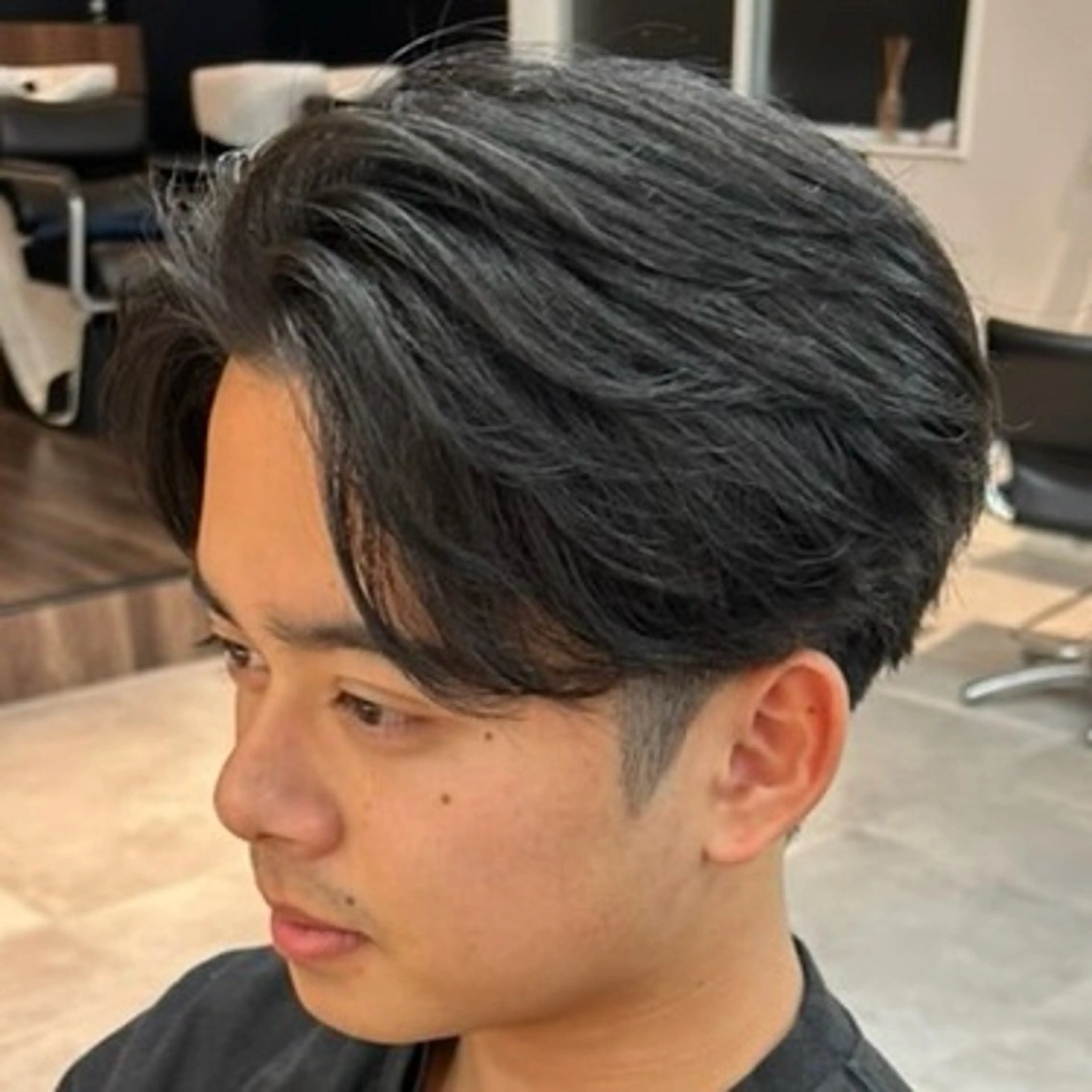 パーマ メンズ センターパート フェザーパーマ メンズ韓国風 メンズパーマ ニュアンスパーマ カット パーマ 男の理想を叶える🔥 メンズパーマ特化｜関のヘアスタイル