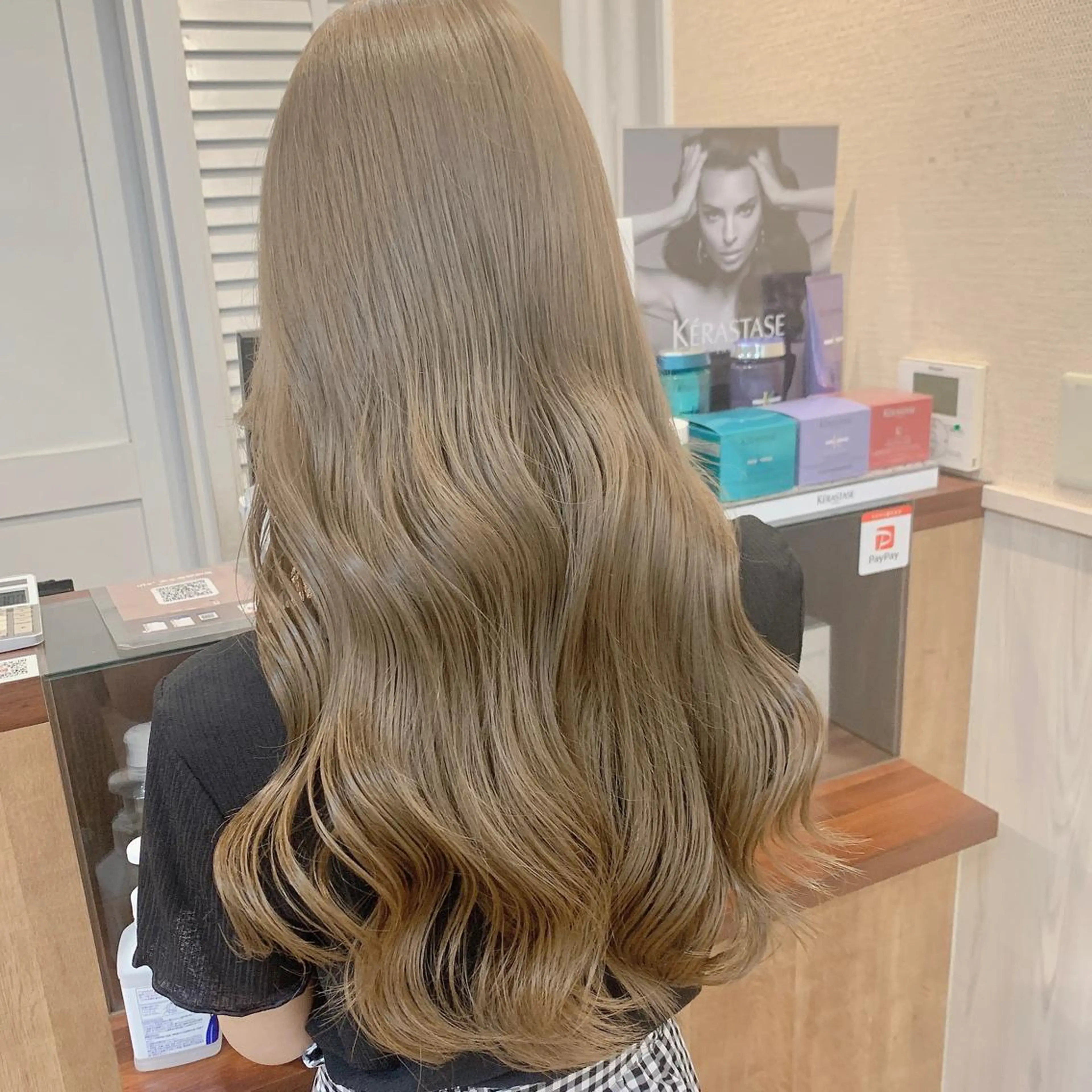 ロング カラー ベージュカラー ブリーチ ハイトーンカラー ミルクティーベージュ NUMBER_ ユイナのヘアスタイル