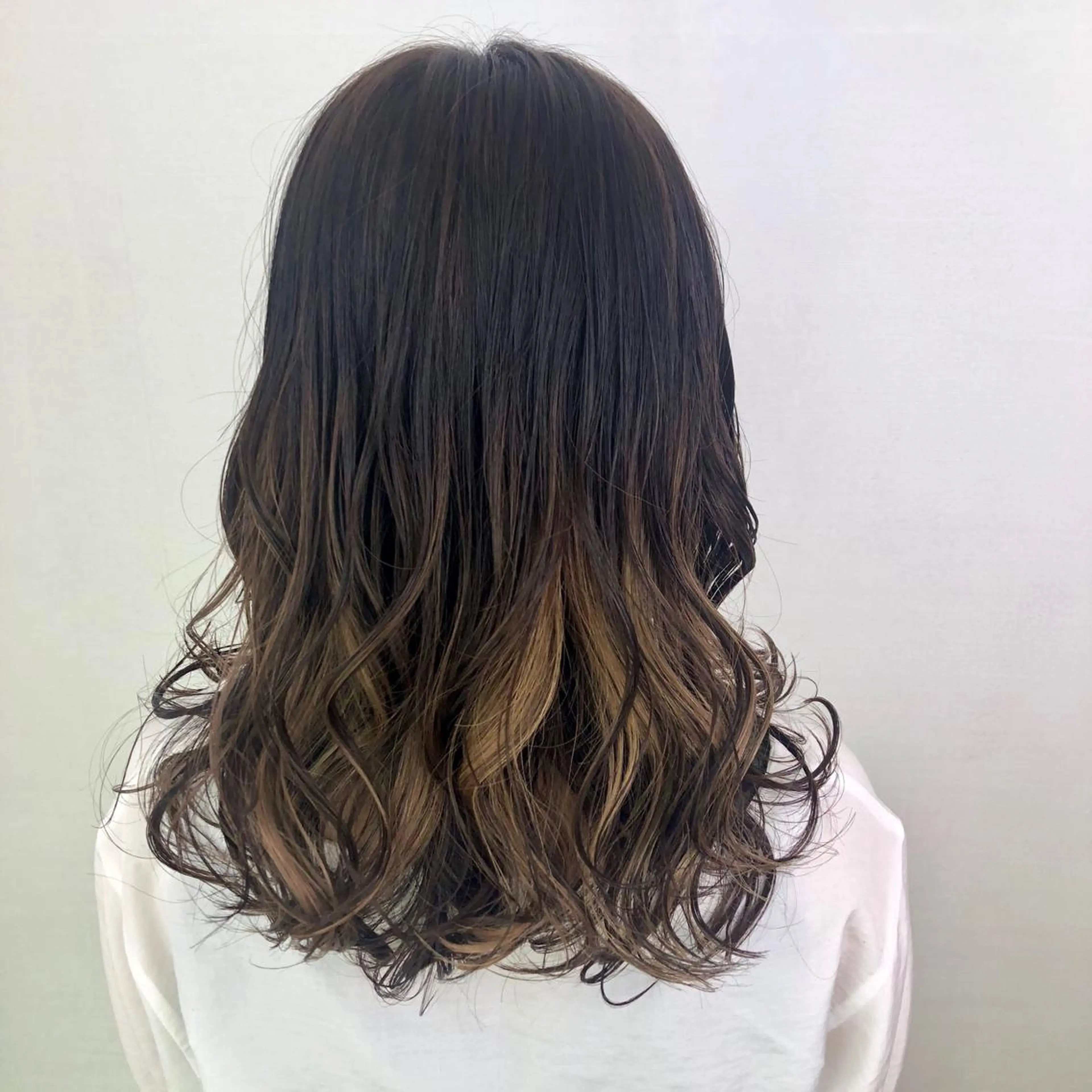 ミディアム カラー ブリーチ ベージュ/インナー カラー🤍Rieのヘアスタイル