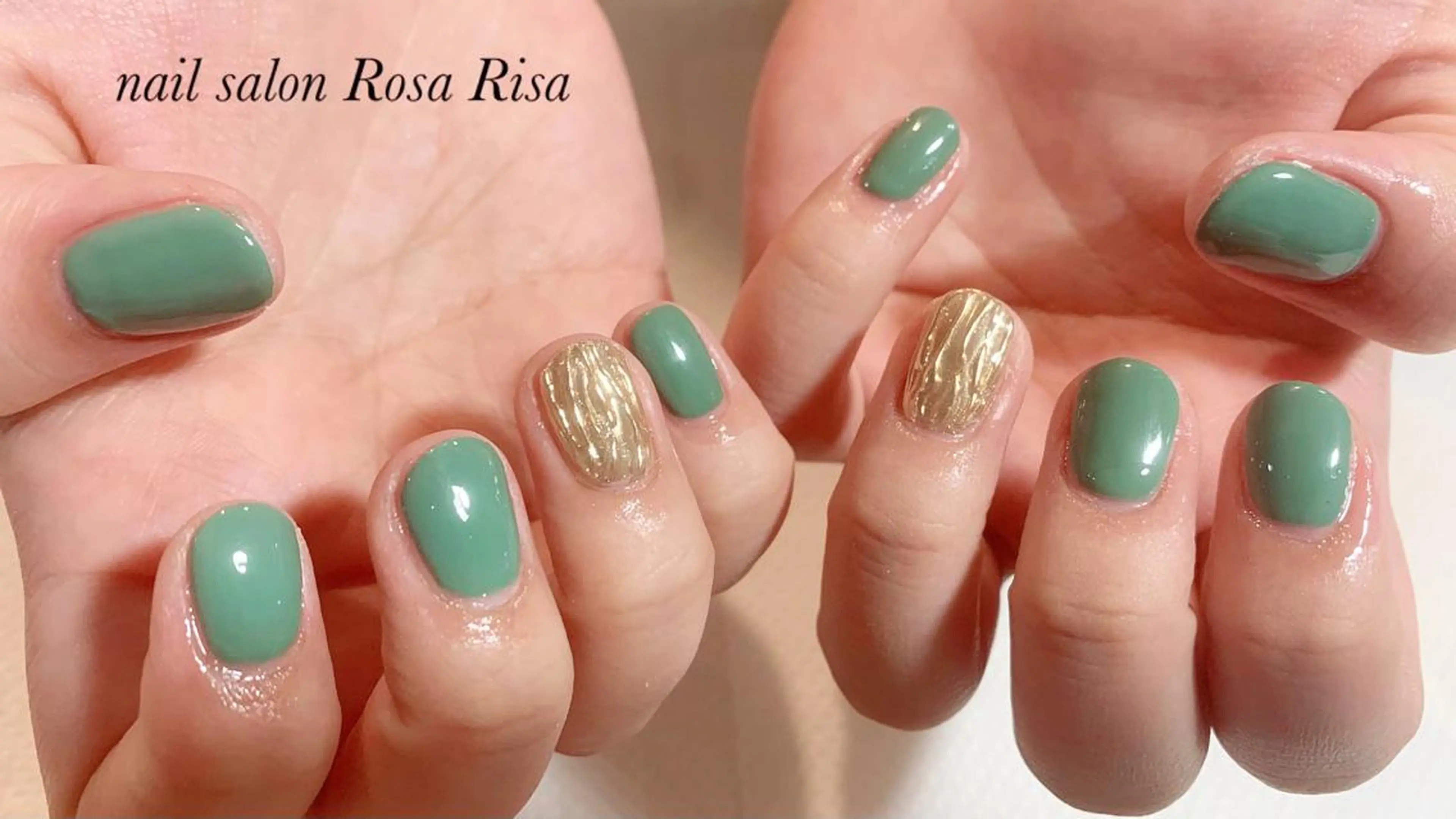 ショート ネイル ゴールド グリーン ミラーネイル ネイルスタジオ シェイクユアハンズのネイルデザイン