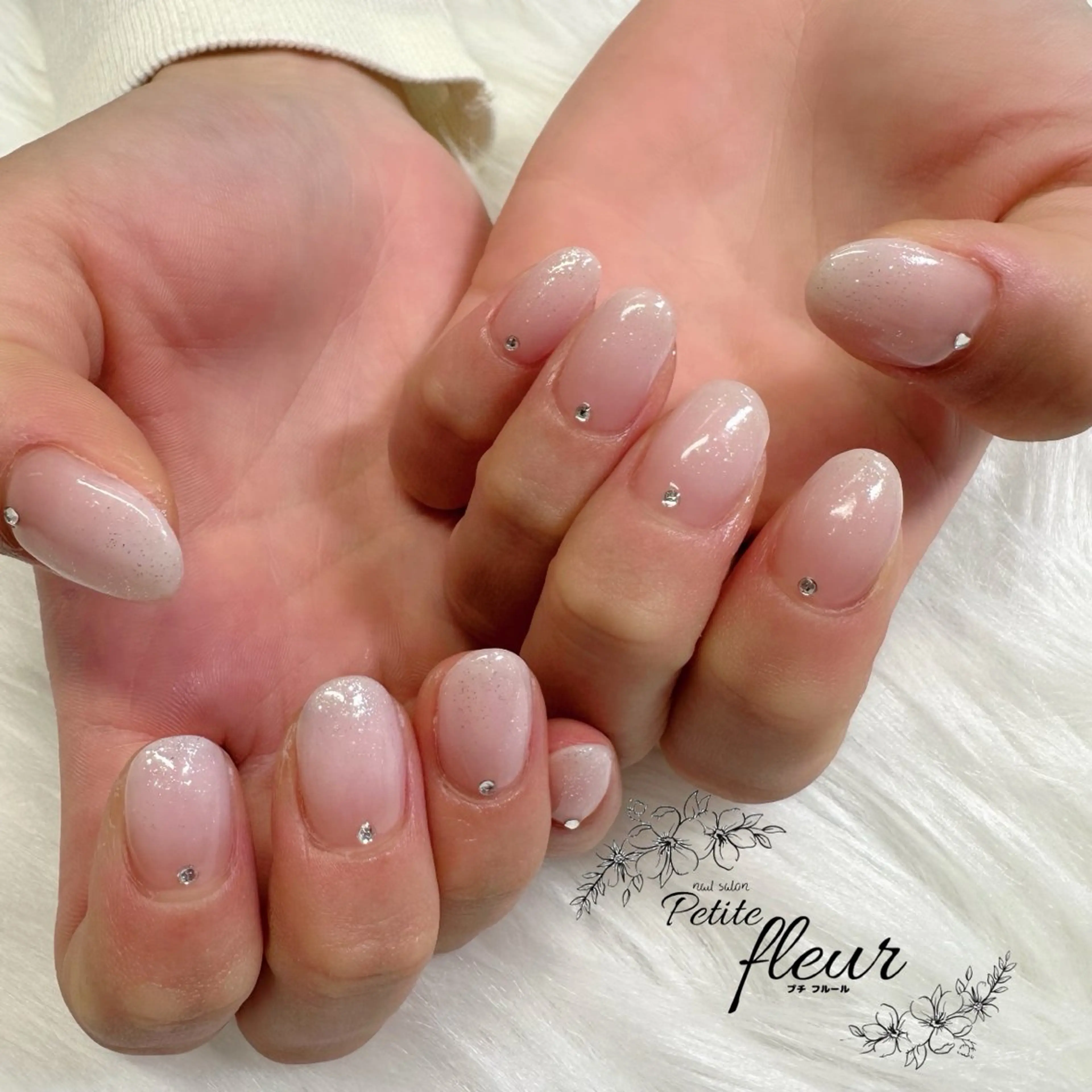 ネイル グラデーション ラメ(グリッター) ラメグラデーション 持ち込み ホワイト ハンドネイル ❁⃘*。Petite fleur❁⃘*りさのネイルデザイン