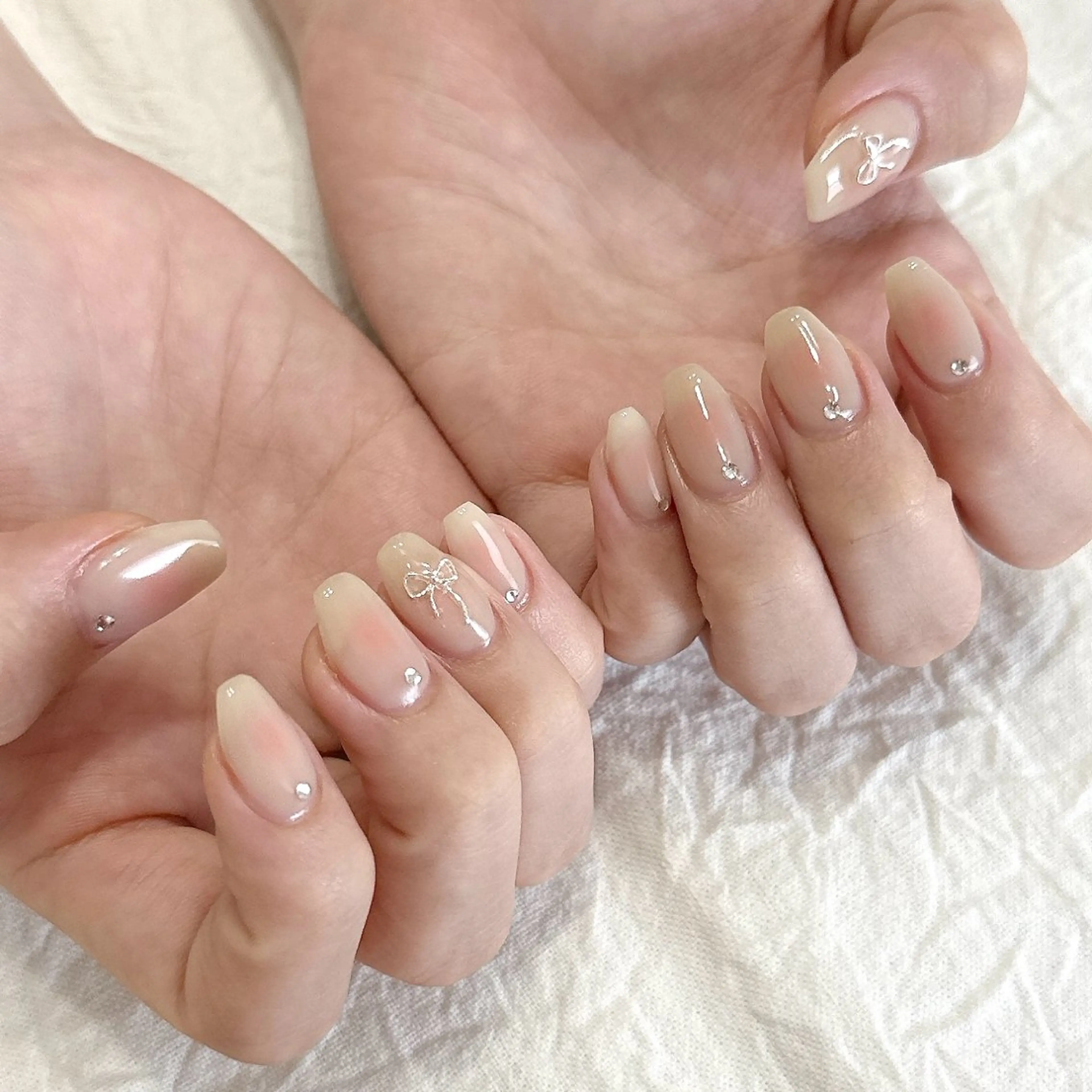 ネイル オーロラネイル リボン シルバー シンプルネイル ハンドネイル peaberry nailのネイルデザイン