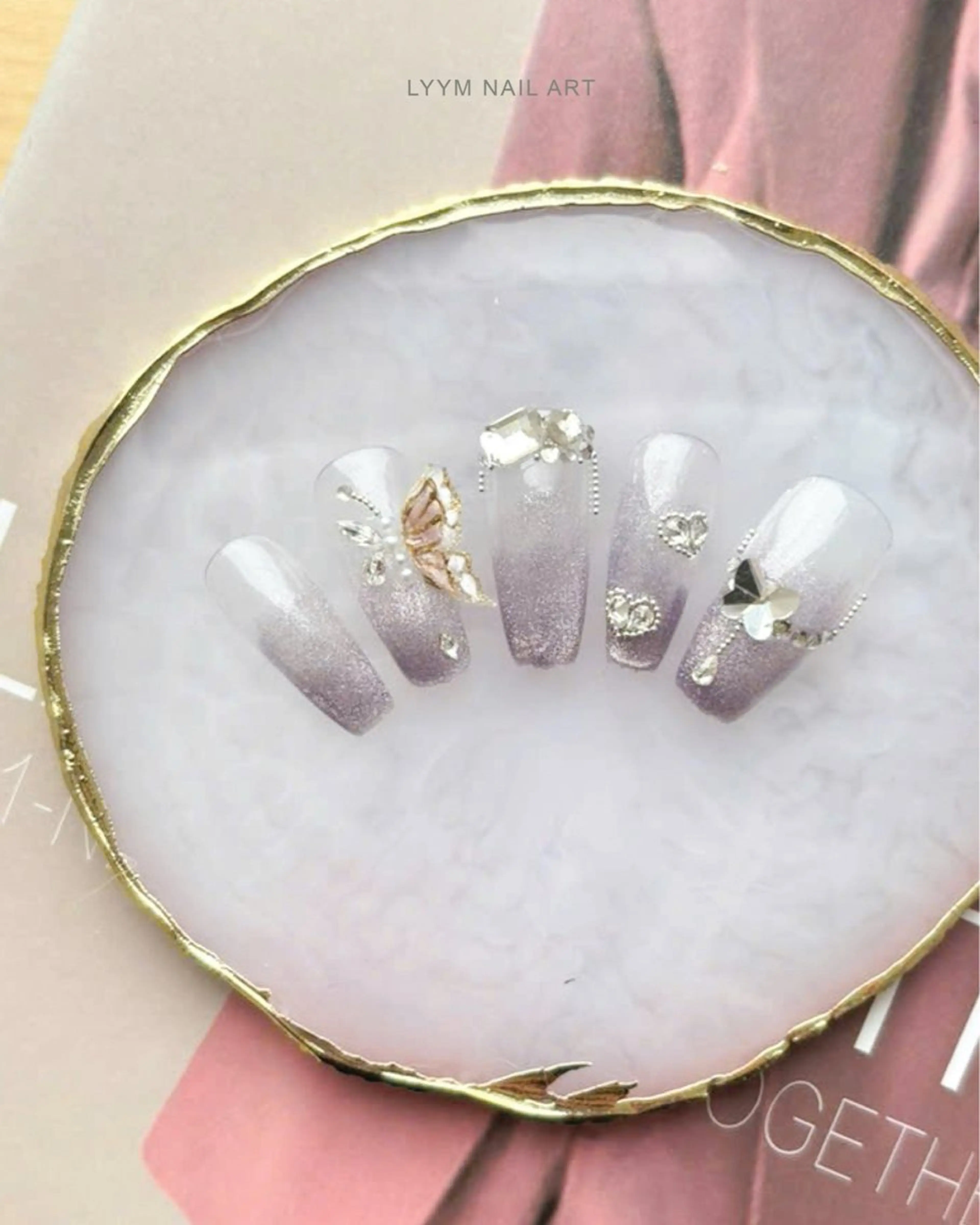 ネイル 氷ネイル・うるうるネイル キラキラネイル ラメ(グリッター) ラメグラデーション ロングネイル ハンドネイル LYYM Salonのネイルデザイン