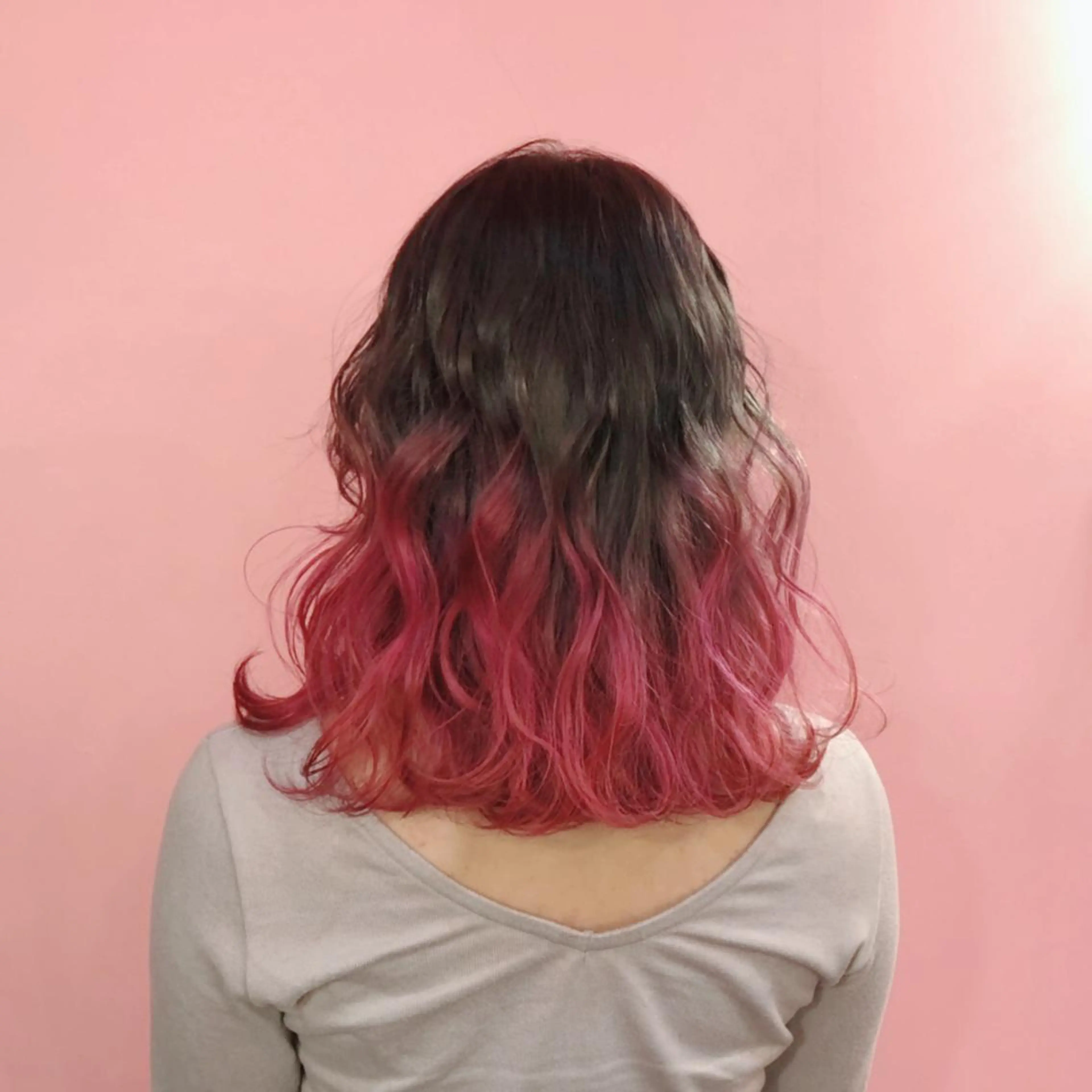 ミディアム カラー 黒髪 ブリーチ グラデーションカラー ピンクカラー ILu.所属・櫻井 愛弓のヘアスタイル