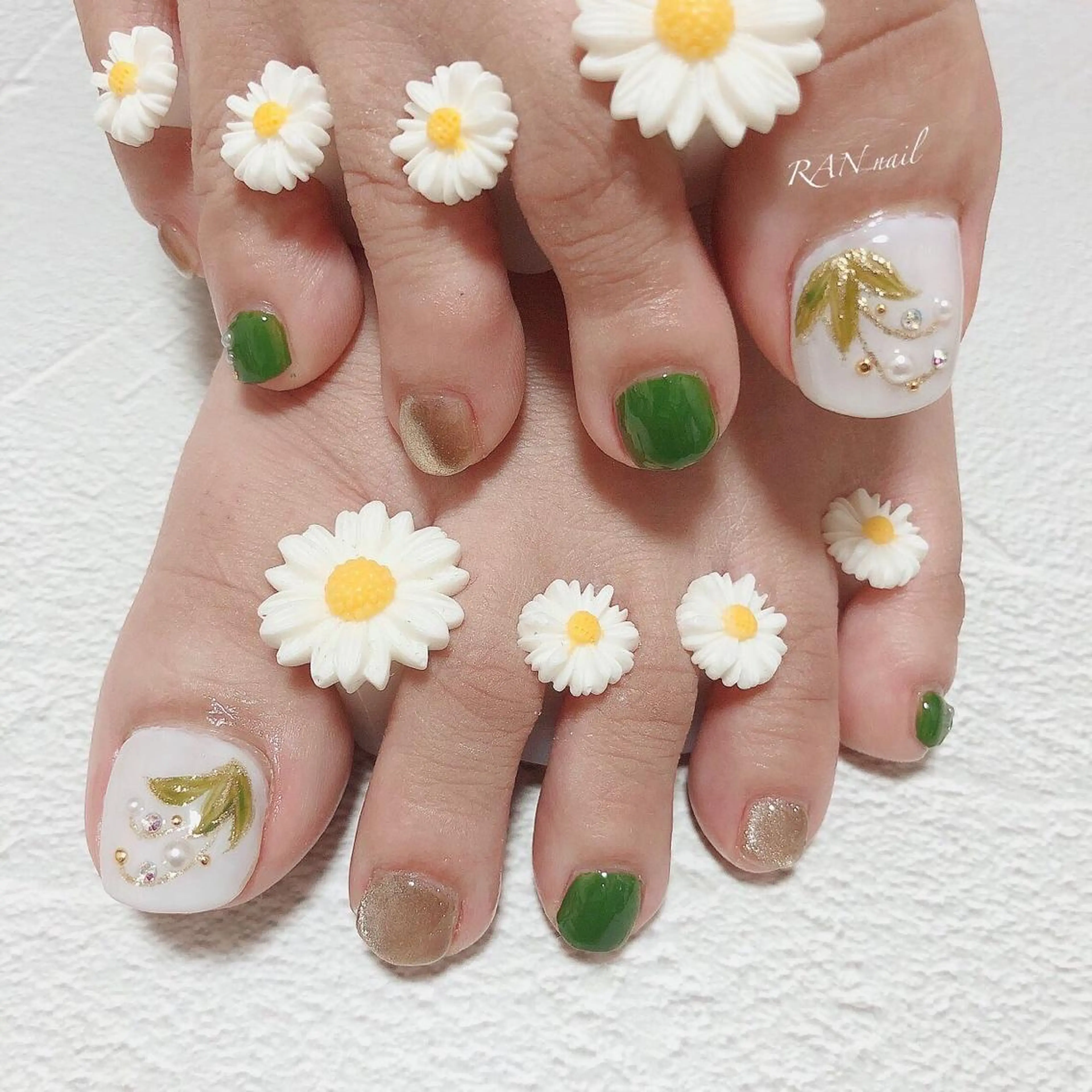 ネイル フラワーネイル フットネイル ゴールド グリーン オフィスネイル ハンドネイル フットネイル RAN nail 〜ランネイル〜所属・RAN nailのネイルデザイン