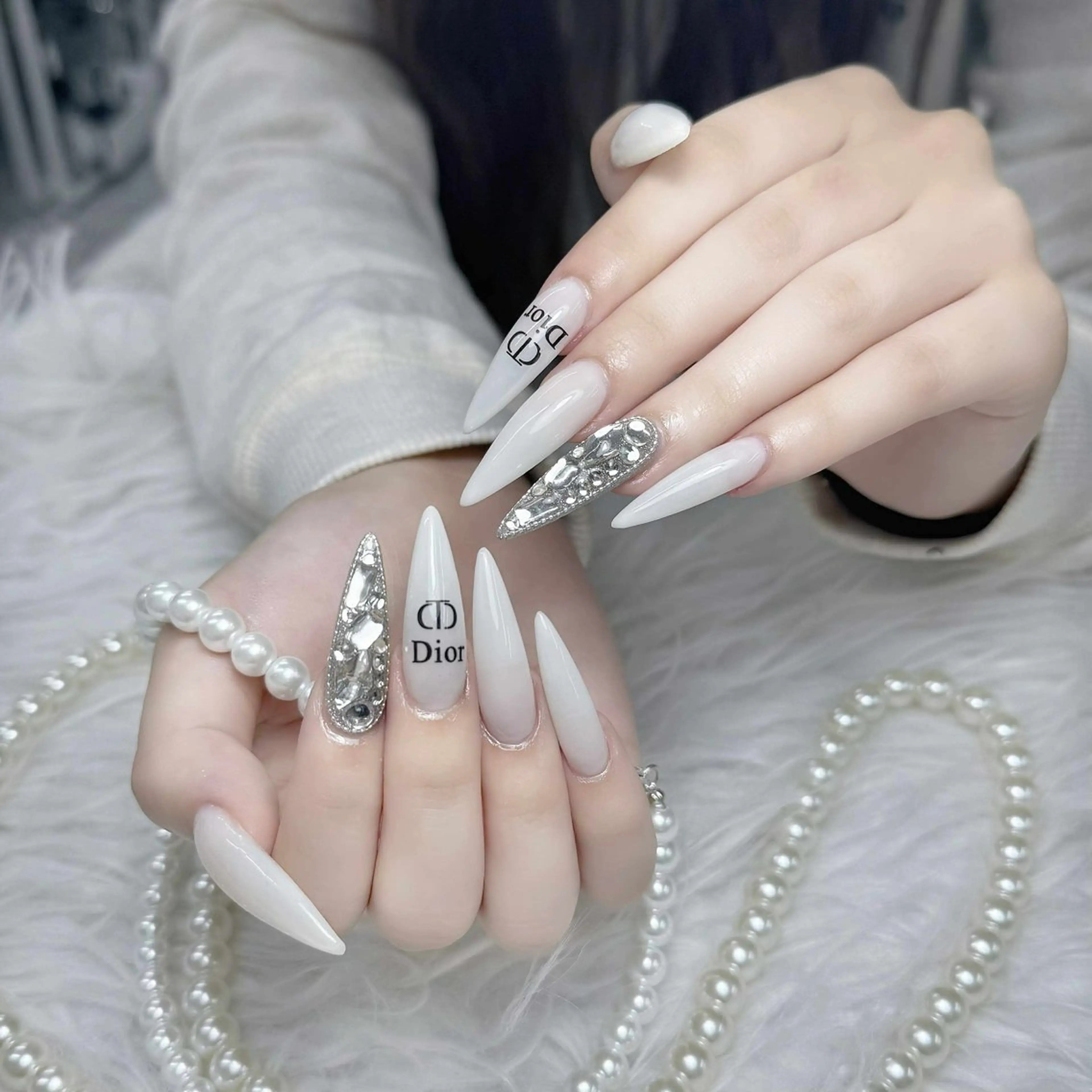 ネイル アートネイル ブラウン ジェルネイル ゴールド キラキラネイル ハンドネイル ハンドケア Nova Nail Nambaのネイルデザイン