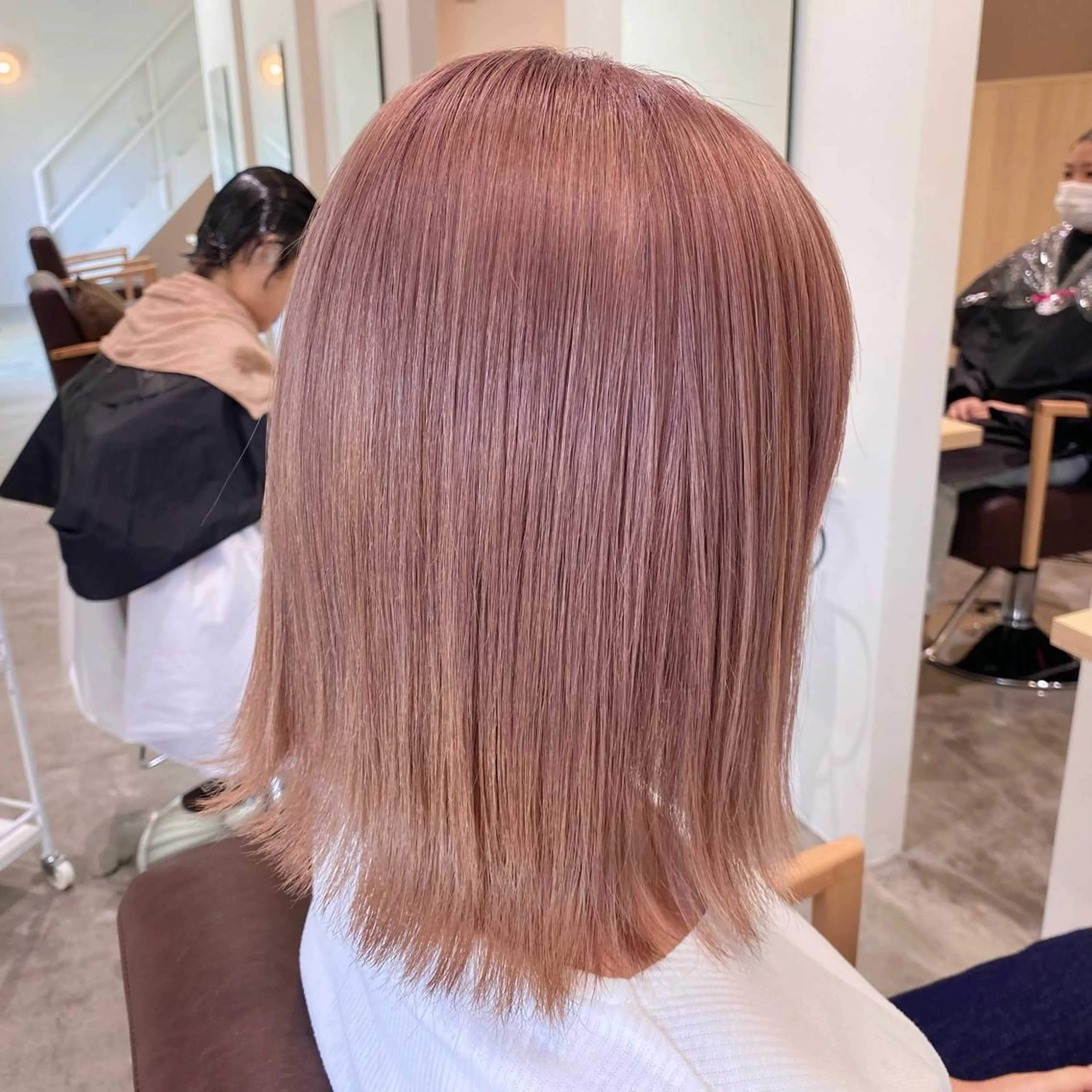 ミディアム カラー ベージュカラー ブリーチ イヤリングカラー ハイライトカラー ピンクカラー カット ヘアカラー トリートメント ブリーチなしWカラー /酸性ストレート河本のヘアスタイル