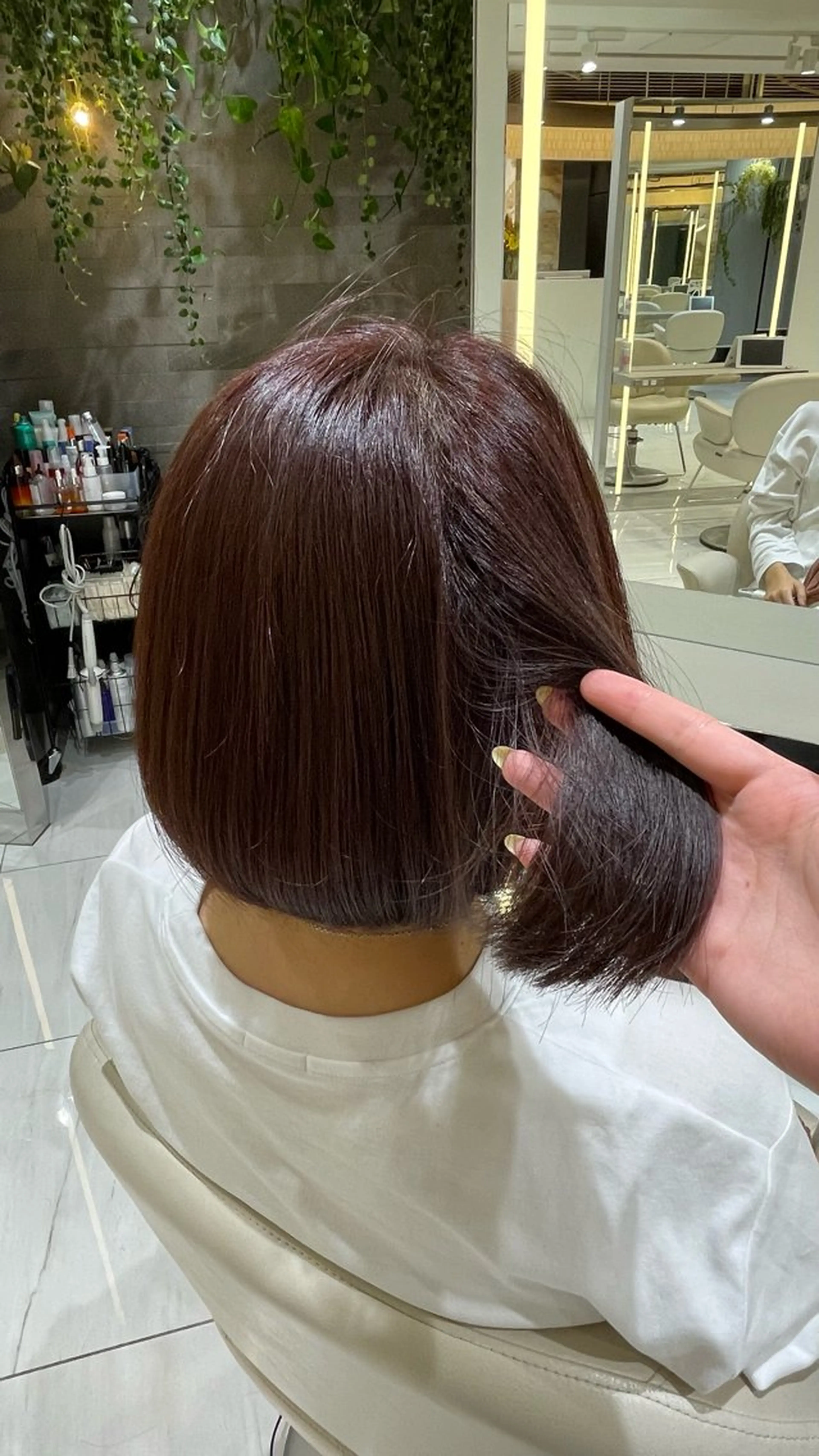 ミディアム カラー 小磯 維織のヘアスタイル