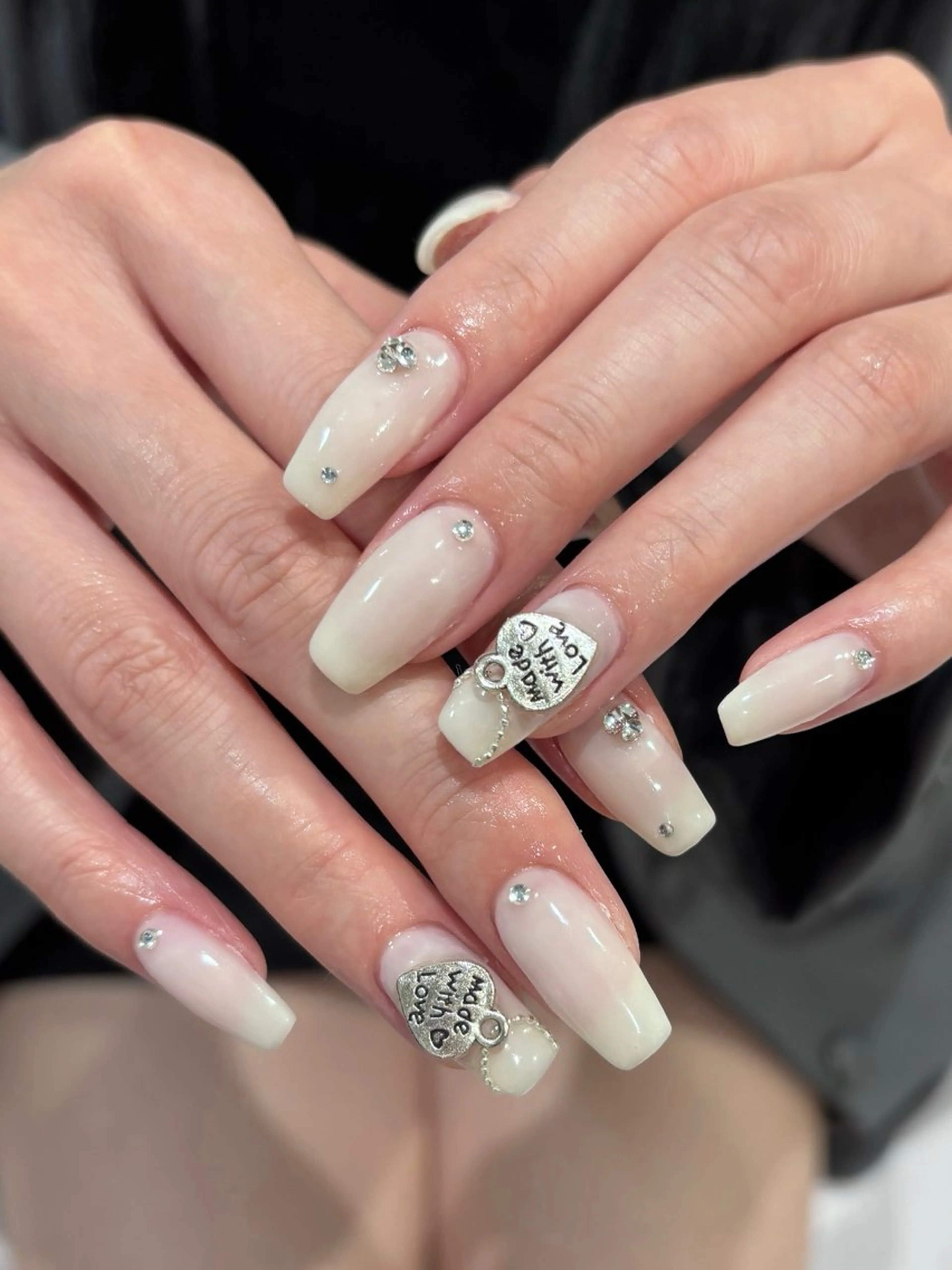 ネイル ハート 韓国ネイル ワンカラーネイル ストーンネイル ハンドネイル nailsalon yoonseul所属・nailist mayu 💅🏻のネイルデザイン