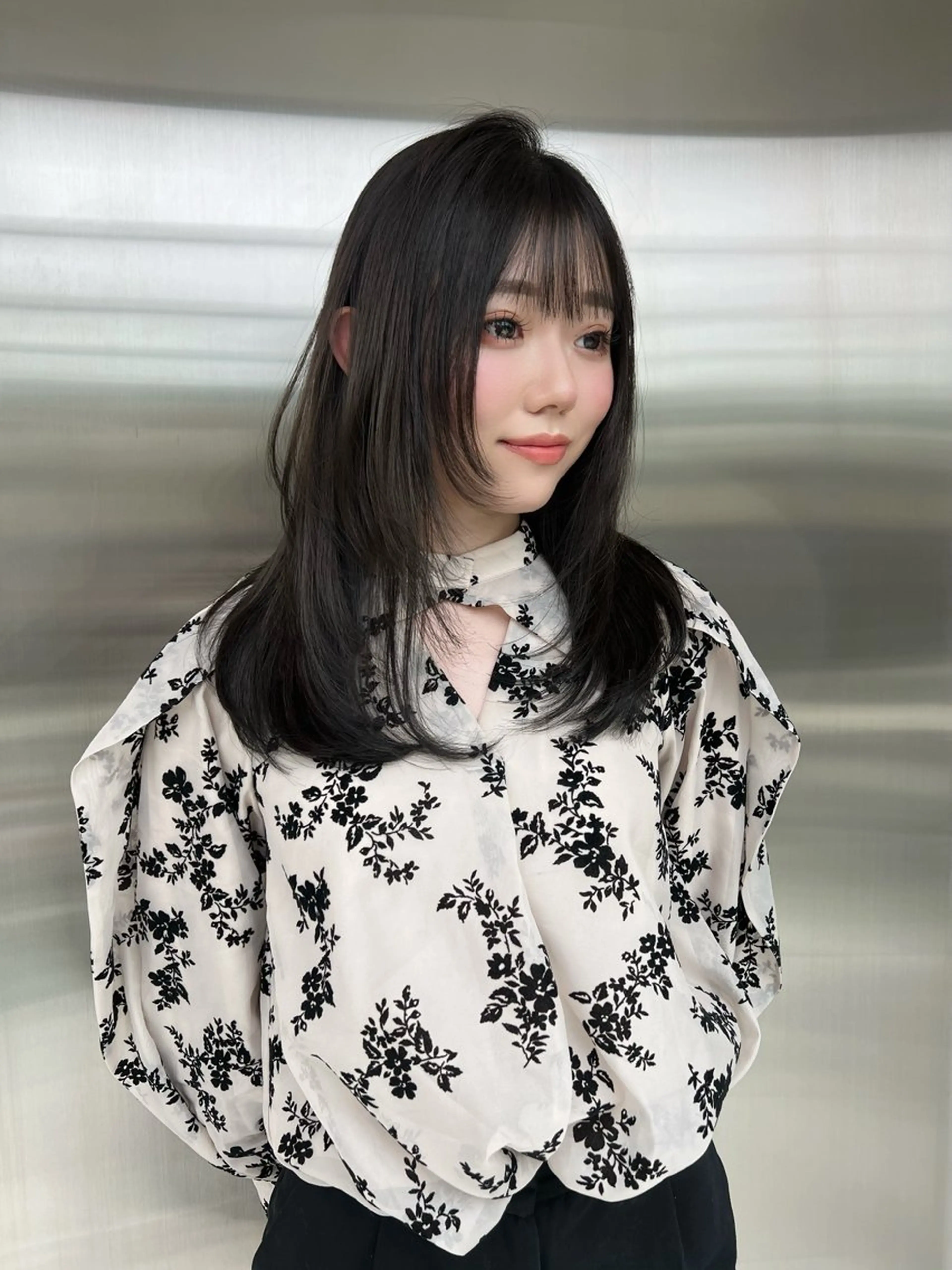 セミロング 顔まわりレイヤー 顔周りカット レイヤーカット REDEAL SHIBUYA所属・maya/レイヤー カット/ミインパーマのヘアスタイル
