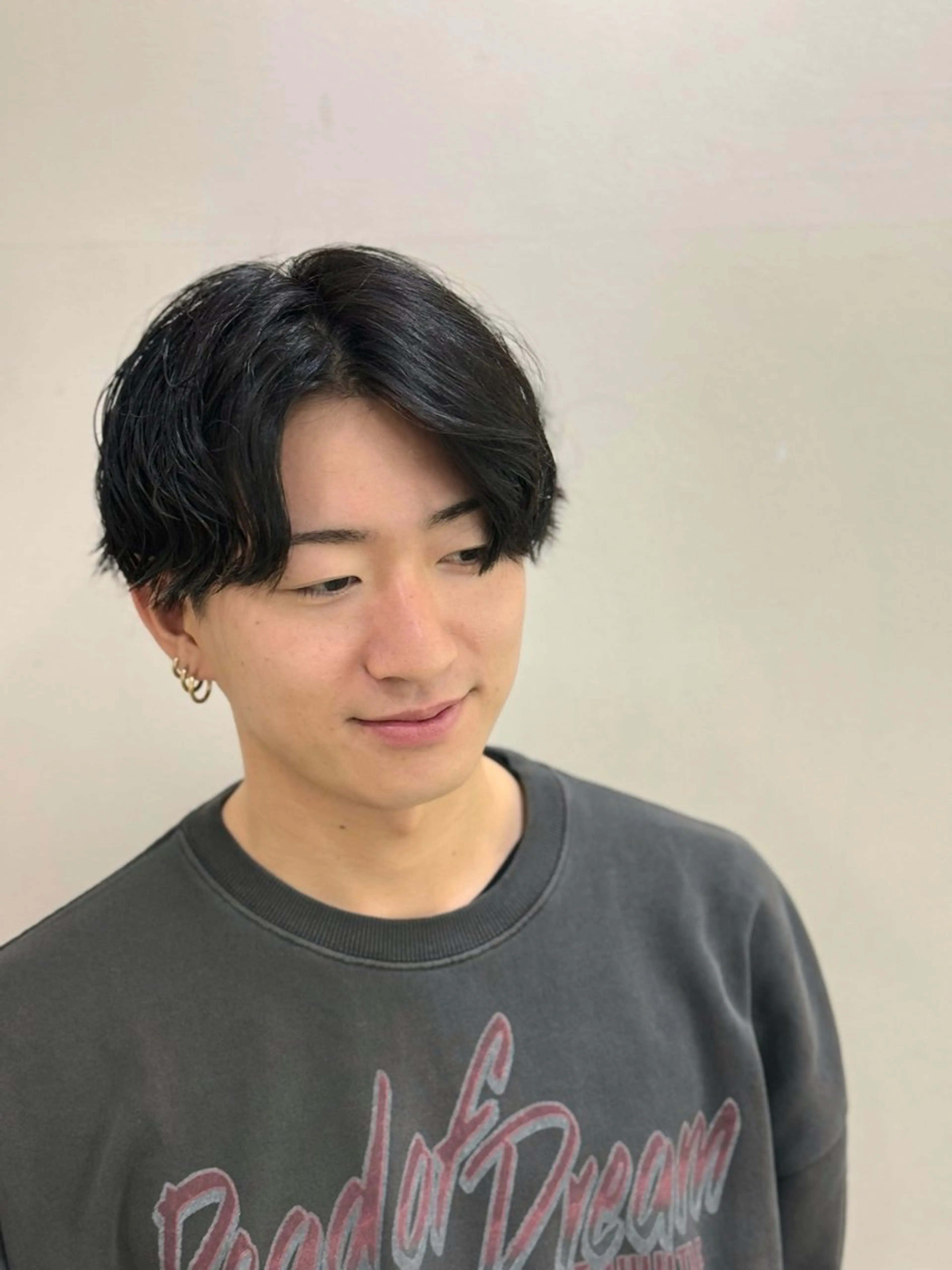 ショート パーマ メンズ センターパート メンズパーマ ニュアンスパーマ カット パーマ デザインカラー/ 推しの配色　肥後のヘアスタイル