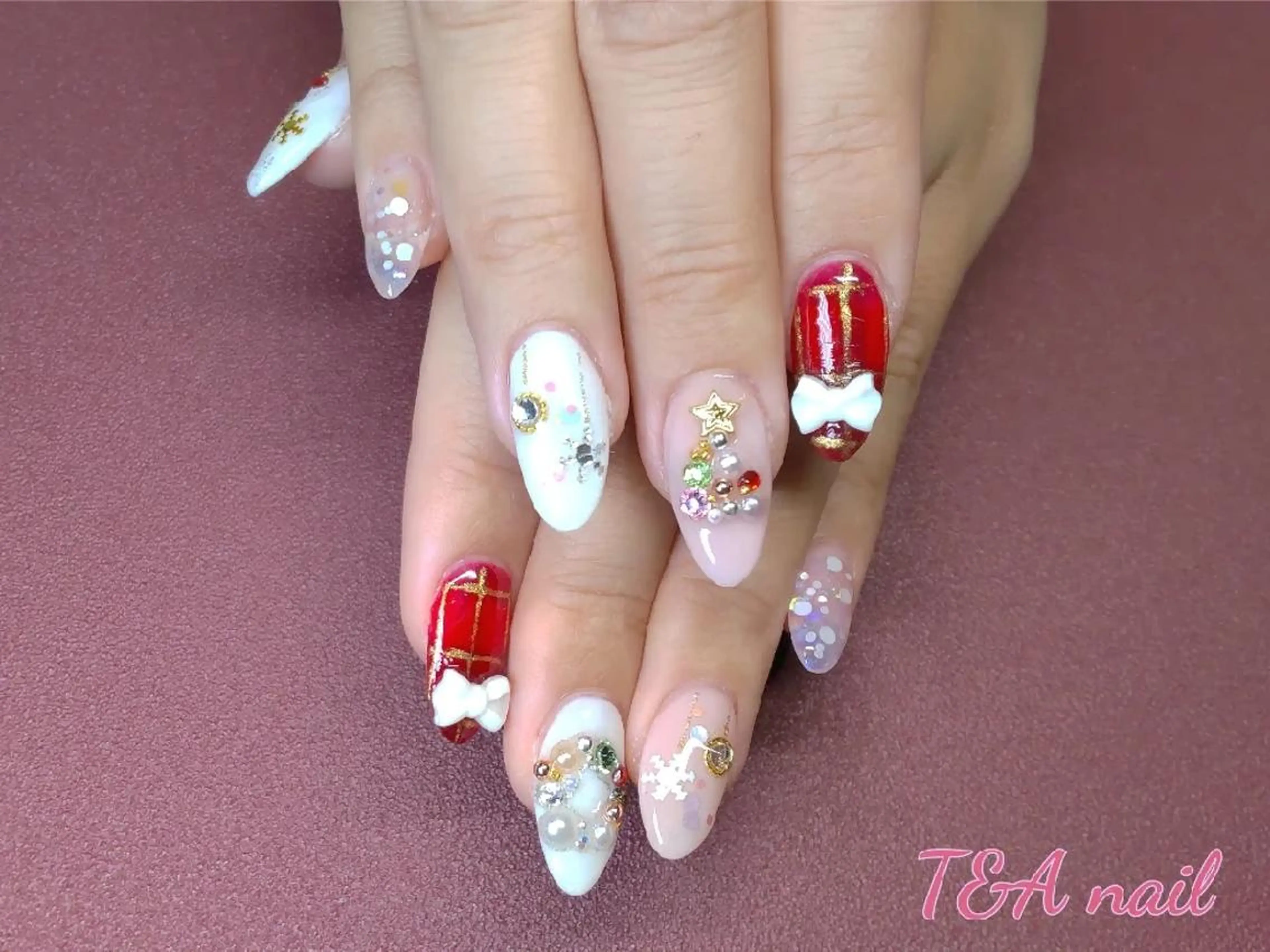 セミロング ネイル クリスマス 長さ出し ジェルネイル キラキラネイル ニュアンスネイル ハンドネイル T&A nailのネイルデザイン