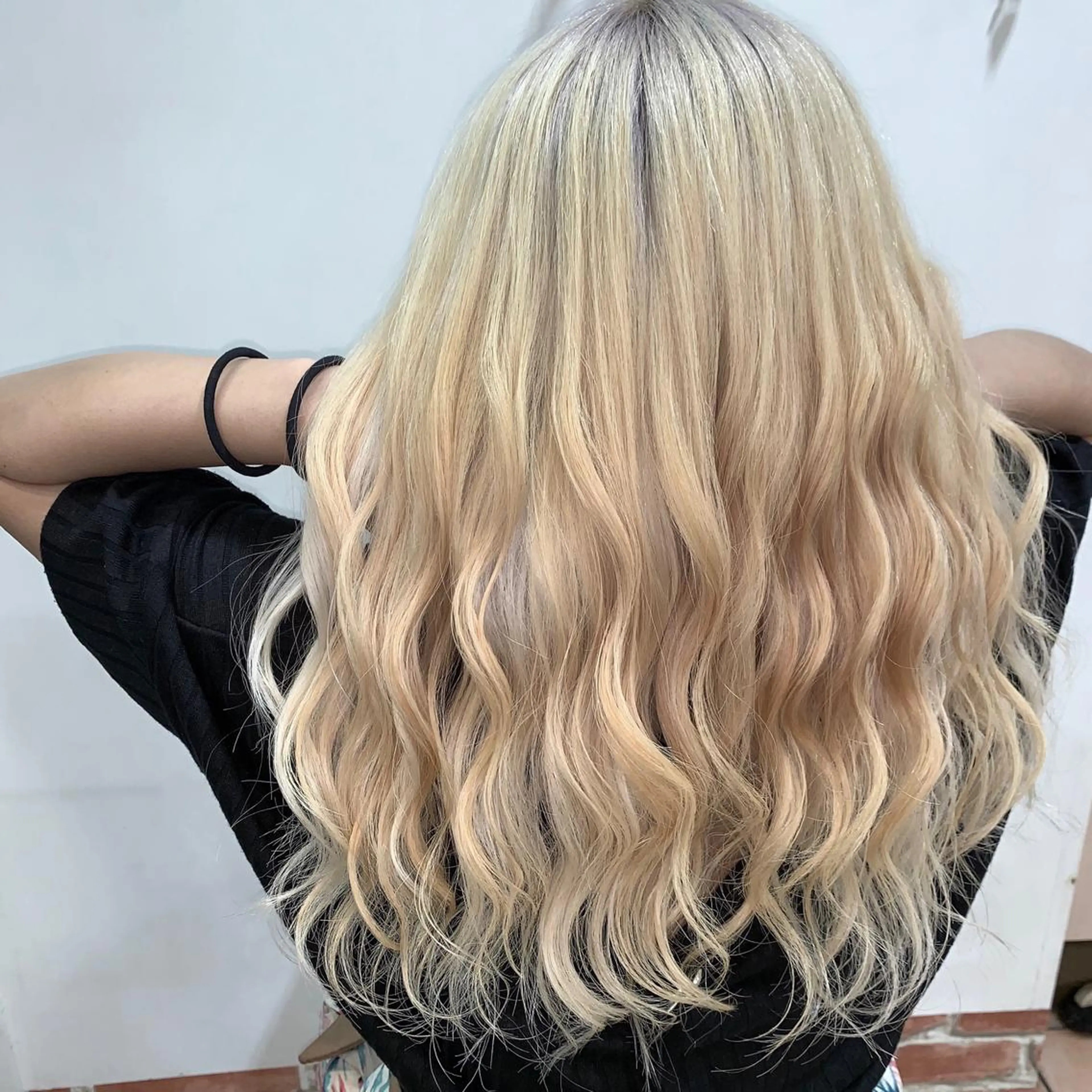 ロング カラー 抜きっぱなしブロンド ブロンド mimiiy梅田 中崎町ハイトーンのヘアスタイル