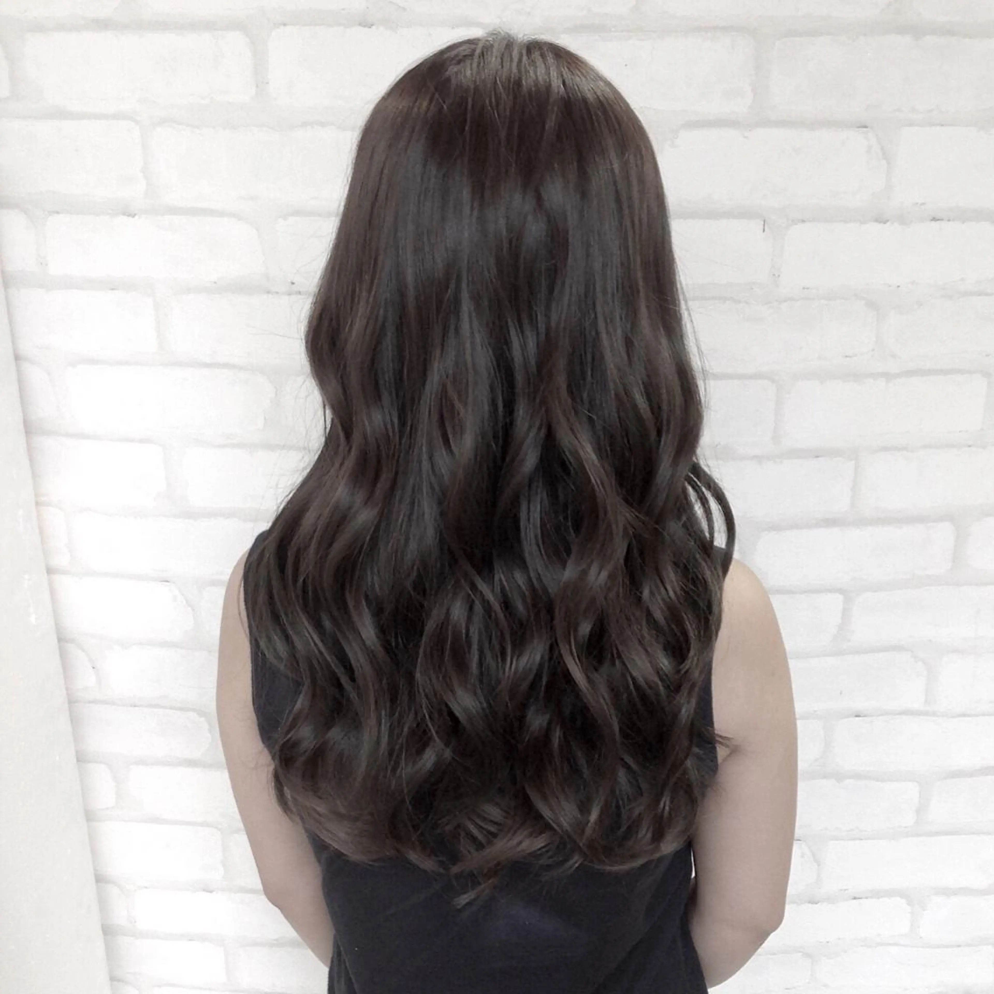 セミロング カラー アッシュ イルミナカラー AMI Hair  supply所属・髪質改善カラー 韓国風レイヤーのヘアスタイル