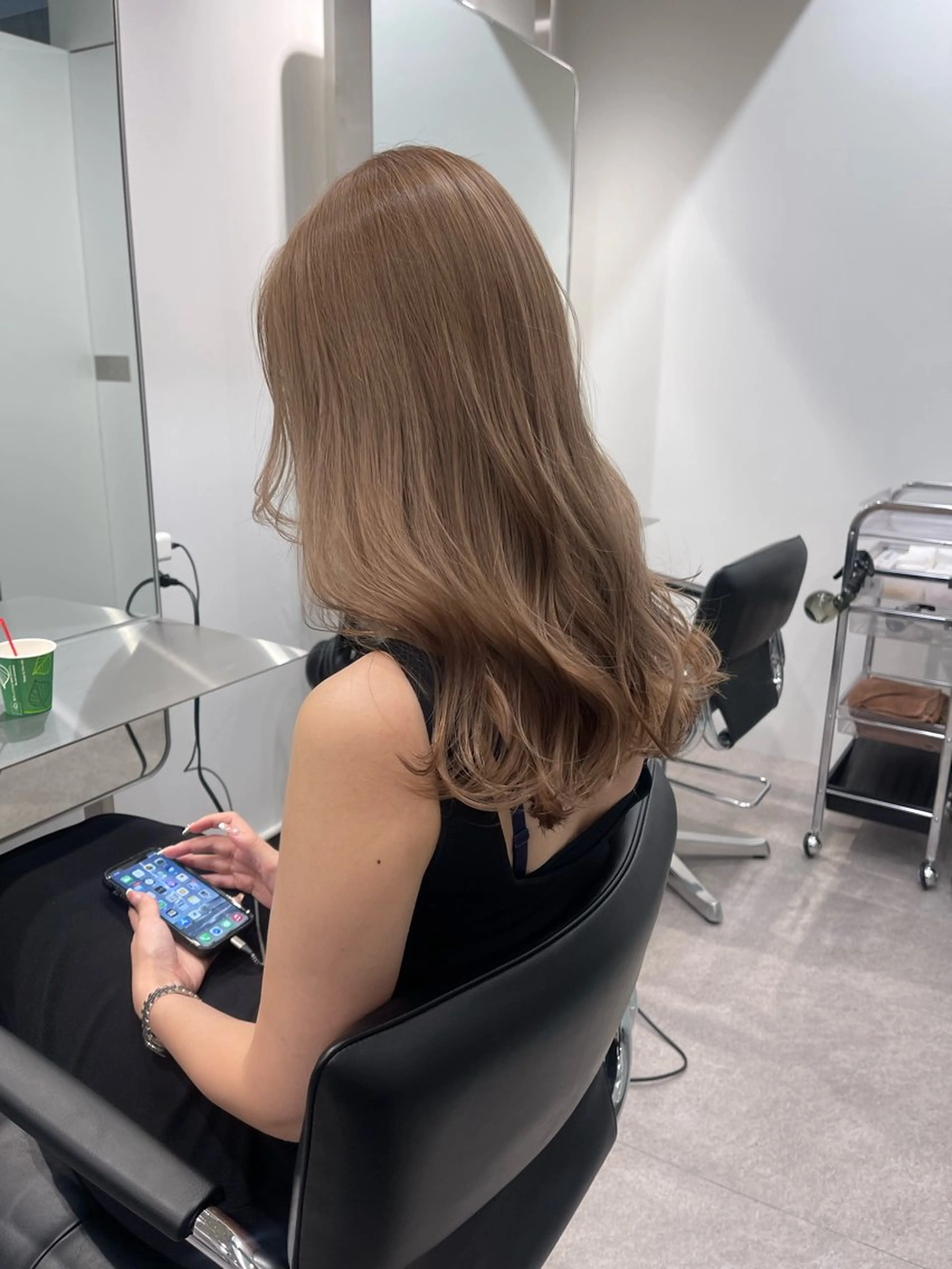 セミロング cinq PROJECT所属・ミルクティーベージュ /三村克彦のヘアスタイル