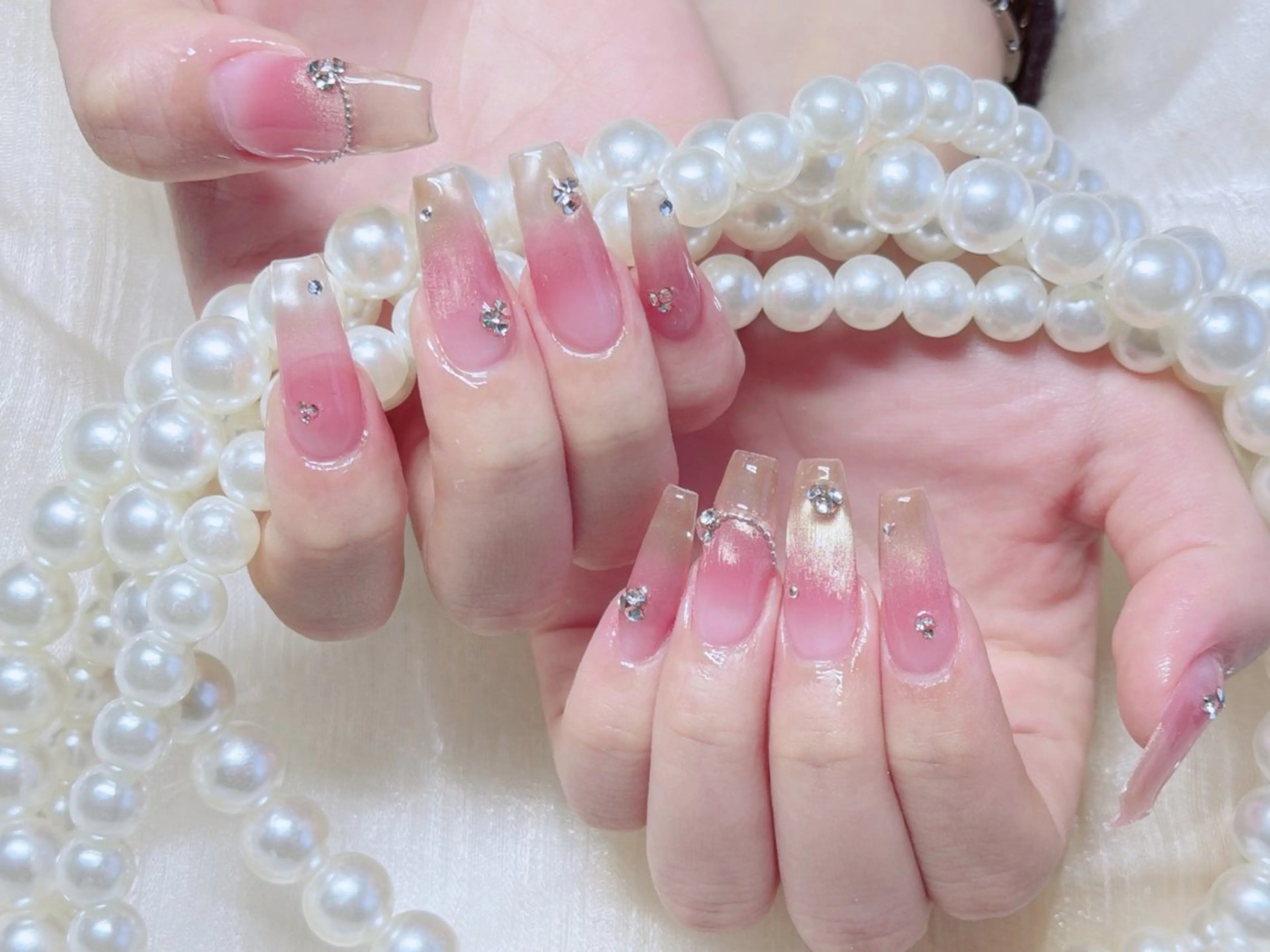 ネイル オーロラネイル 長さ出し フレンチネイル ガーリー キラキラネイル RIn 🎀のネイルデザイン