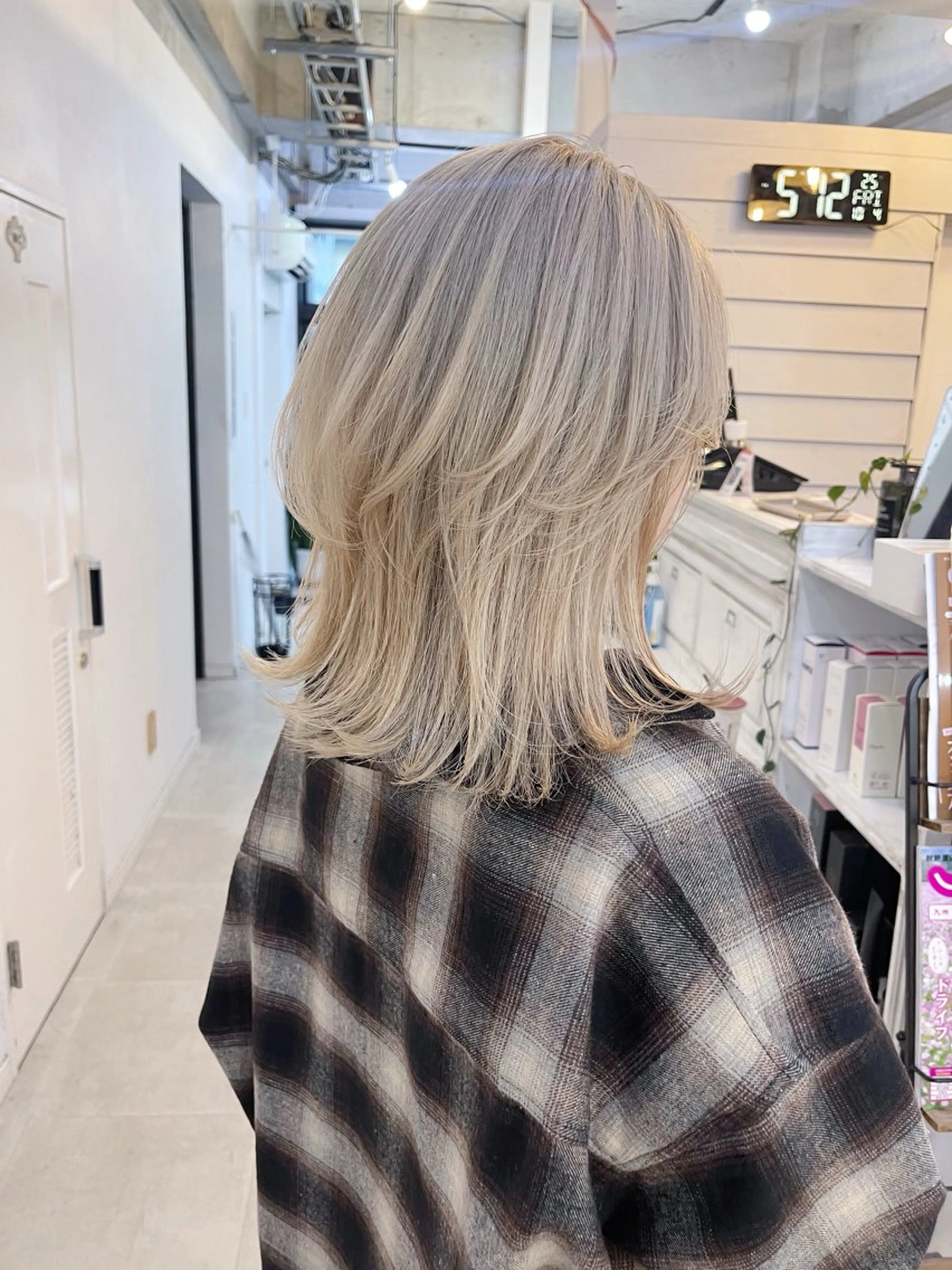 ミディアム カラー ベージュカラー ホワイトベージュ ヘアカラー トリートメント AiM 大名　似合わせカットのヘアスタイル