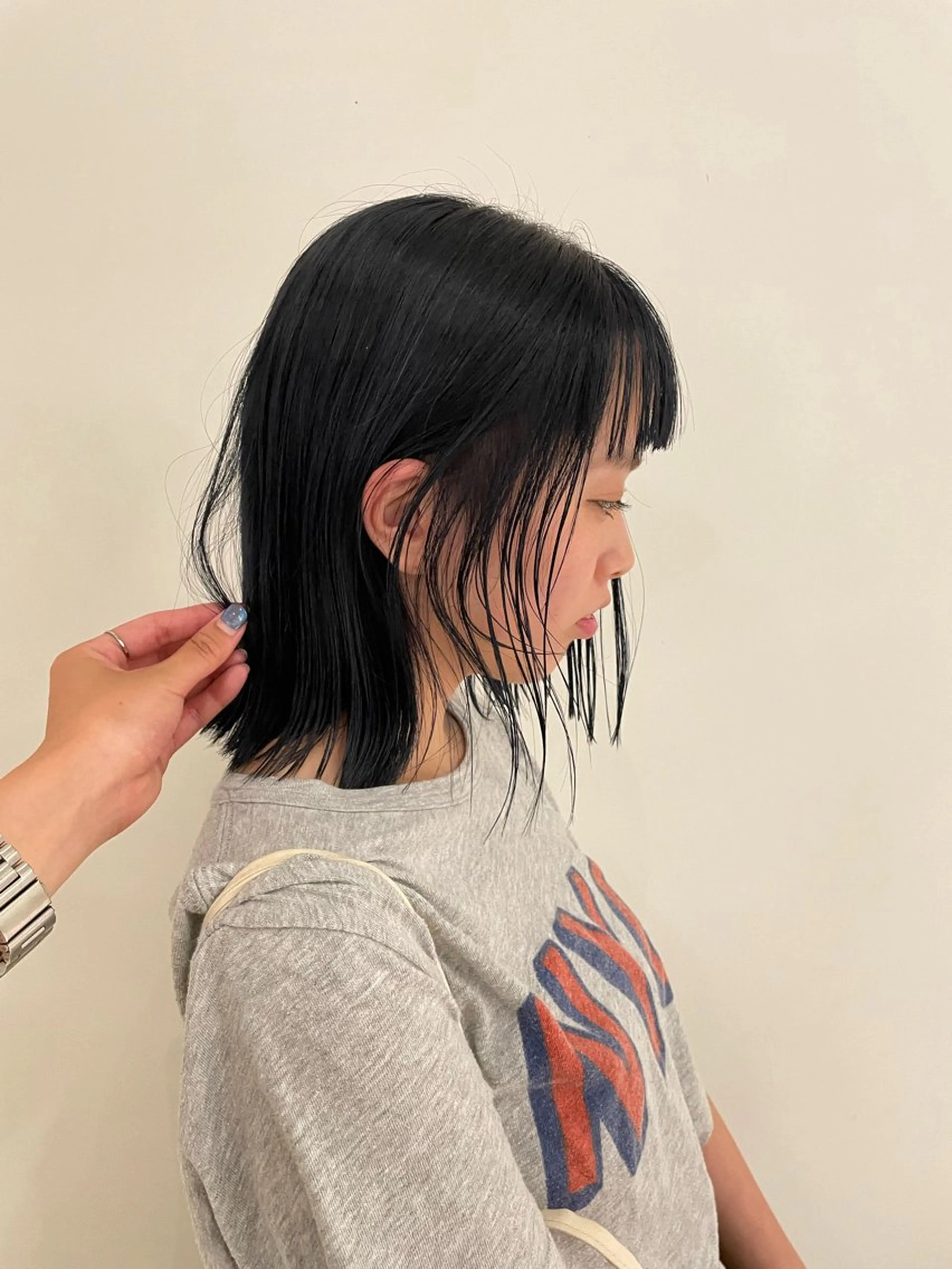 ミディアム カラー 黒髪 ブルーカラー ブルーブラック ネイビーカラー yuna / tsunaguのヘアスタイル