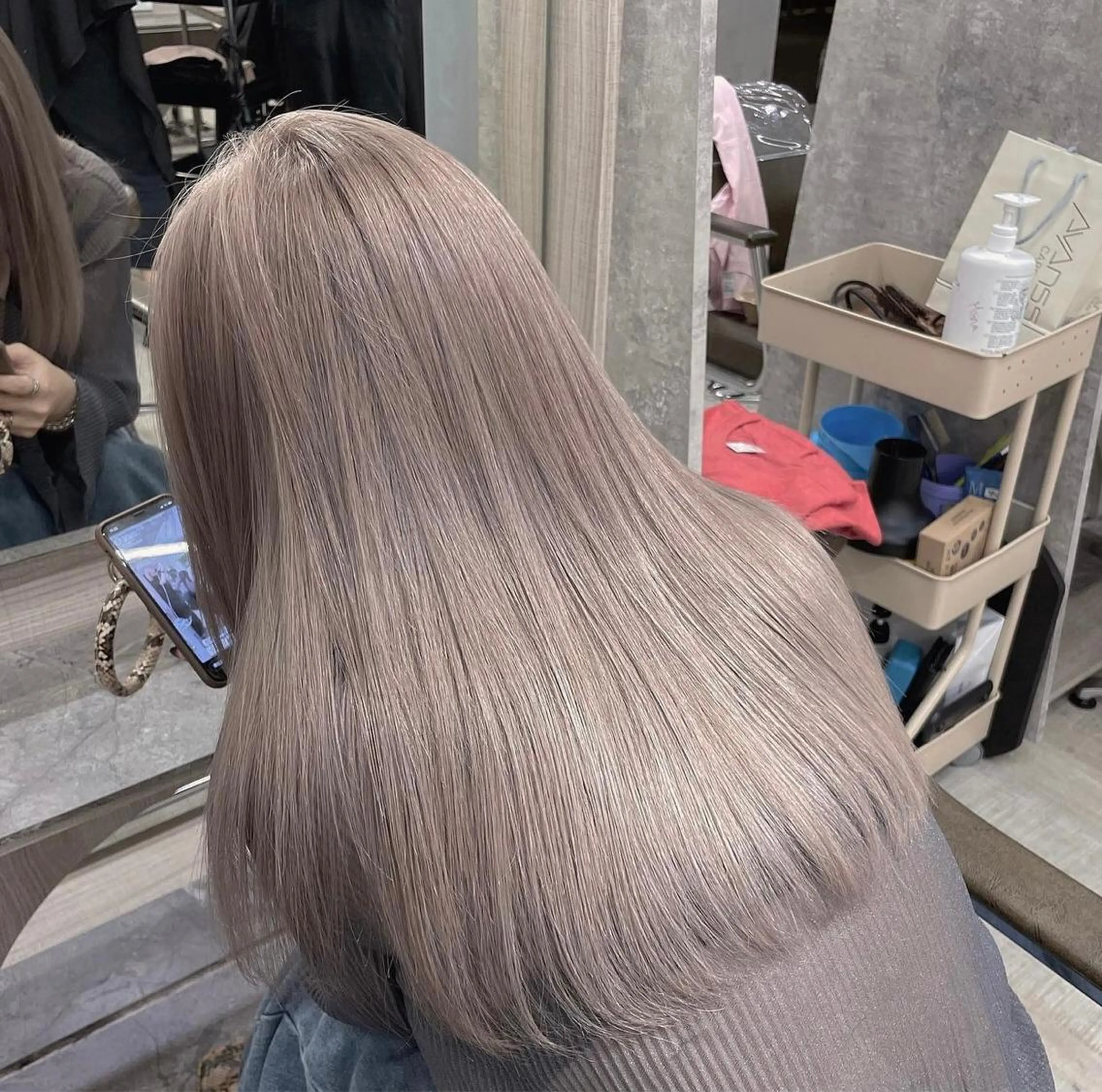 セミロング カラー THESALONS所属・🤍ブリーチカラー /寄田龍樹🤍のヘアスタイル