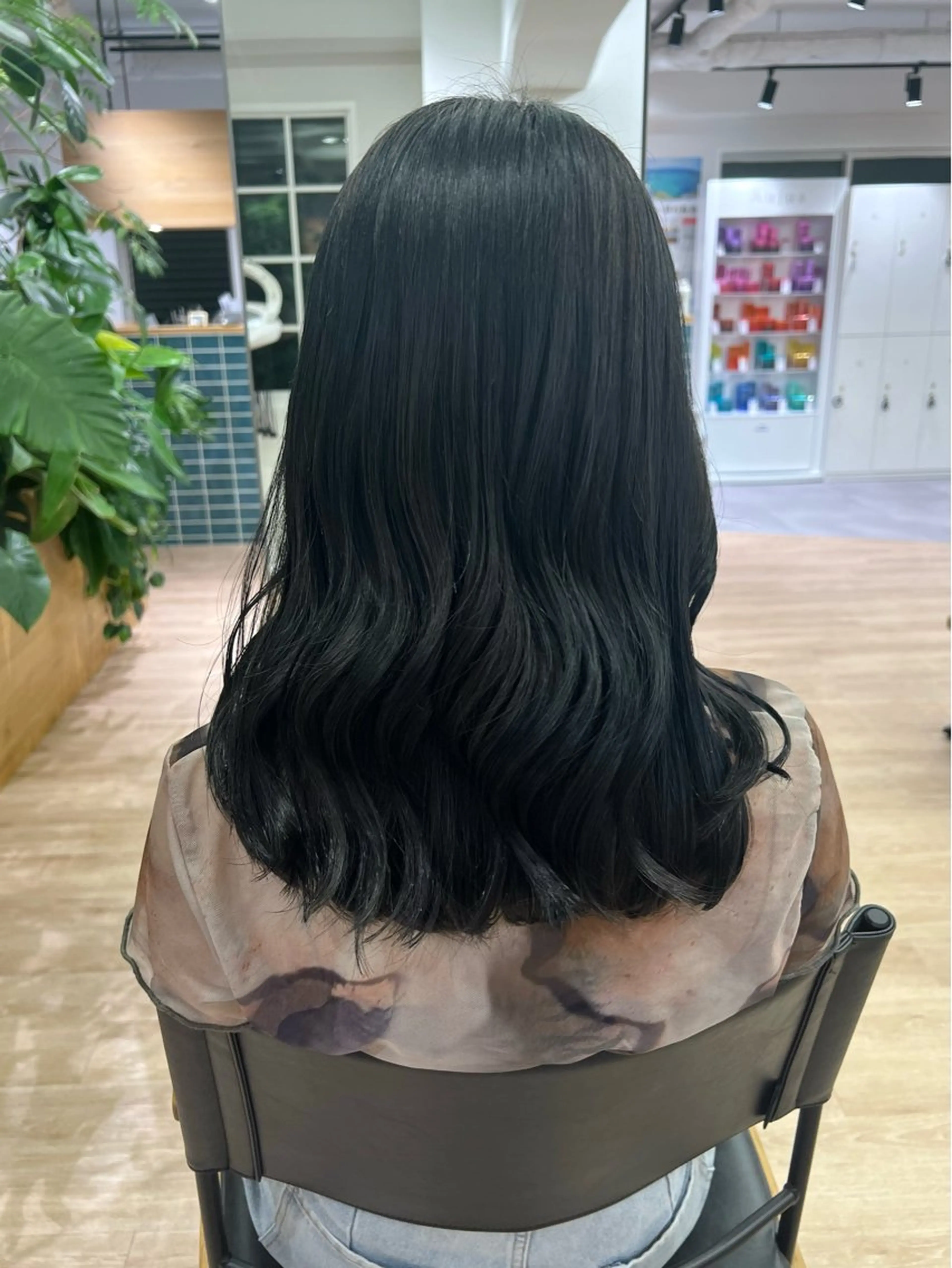 ミディアム カラー 黒髪 ブルーカラー ブルーブラック カット ヘアカラー トリートメント 田中 愛梨のヘアスタイル
