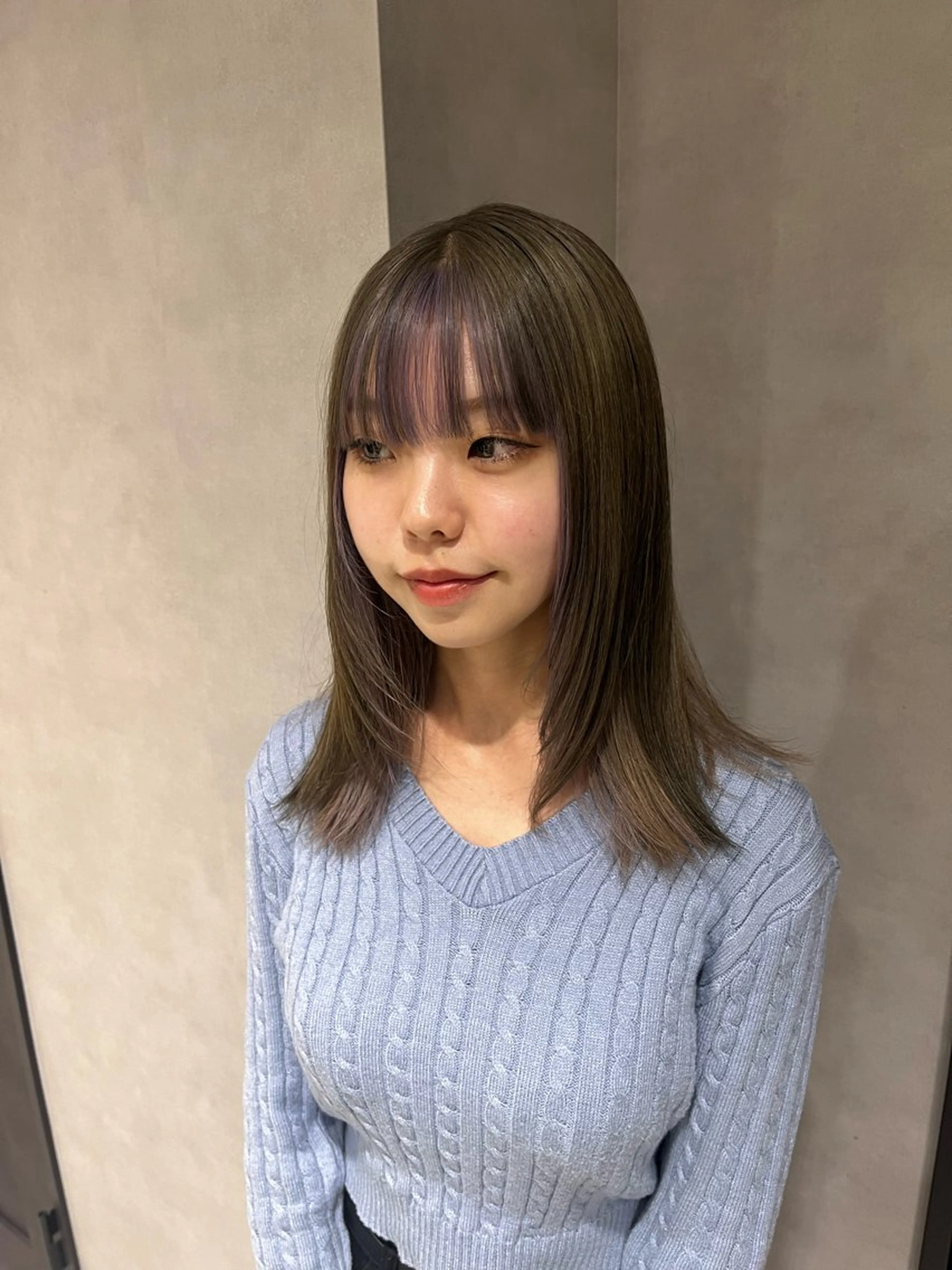 セミロング カラー ベージュカラー ブリーチ デザインカラー バイオレットカラー 顔まわりレイヤー NYLON.所属・ブリーチ/縮毛矯正 ❤️‍🔥シンノスケのヘアスタイル