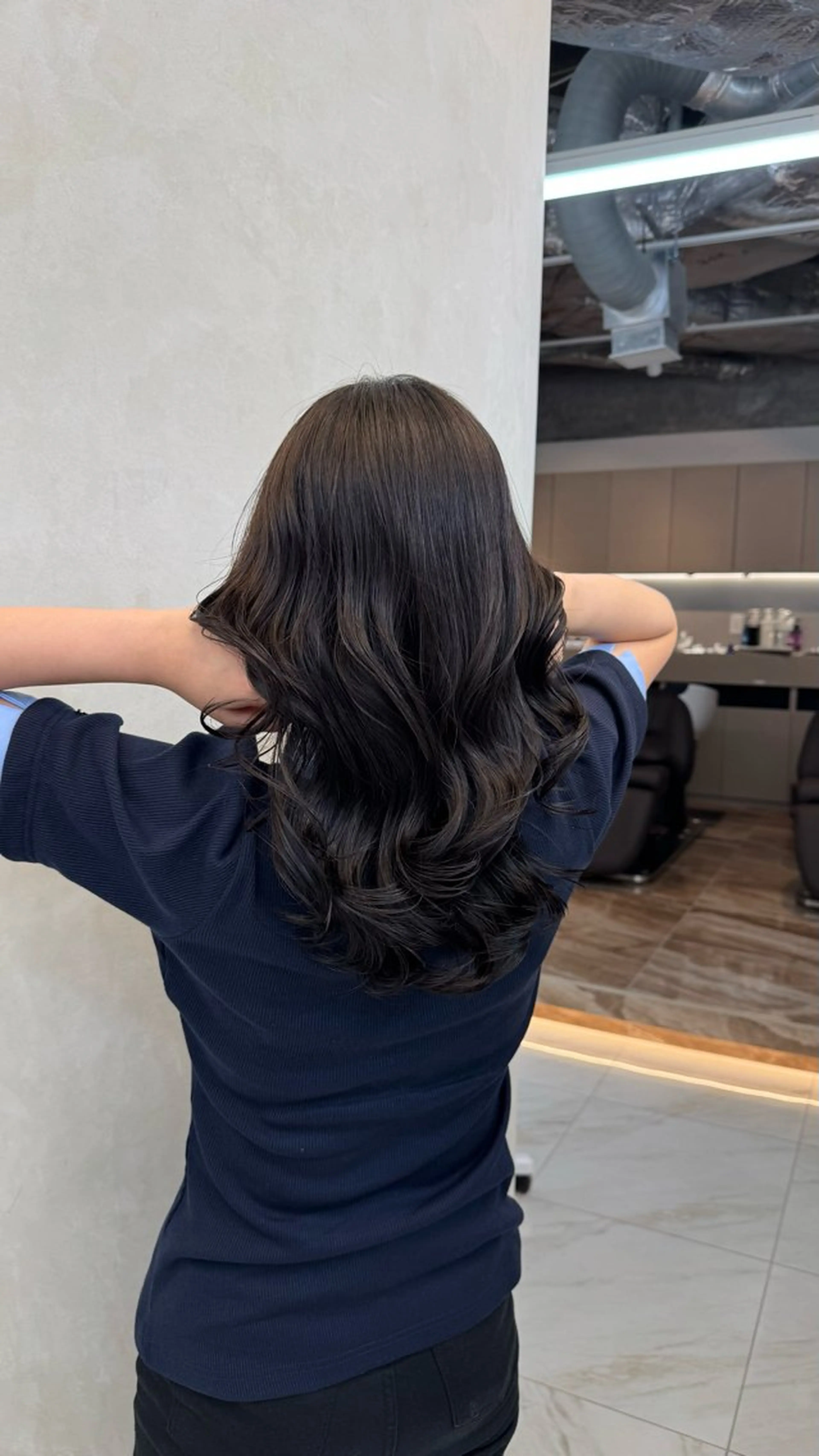 セミロング パーマ ARMONY OMOTESANDO所属・本田秀幸 コテ巻き風パーマのヘアスタイル