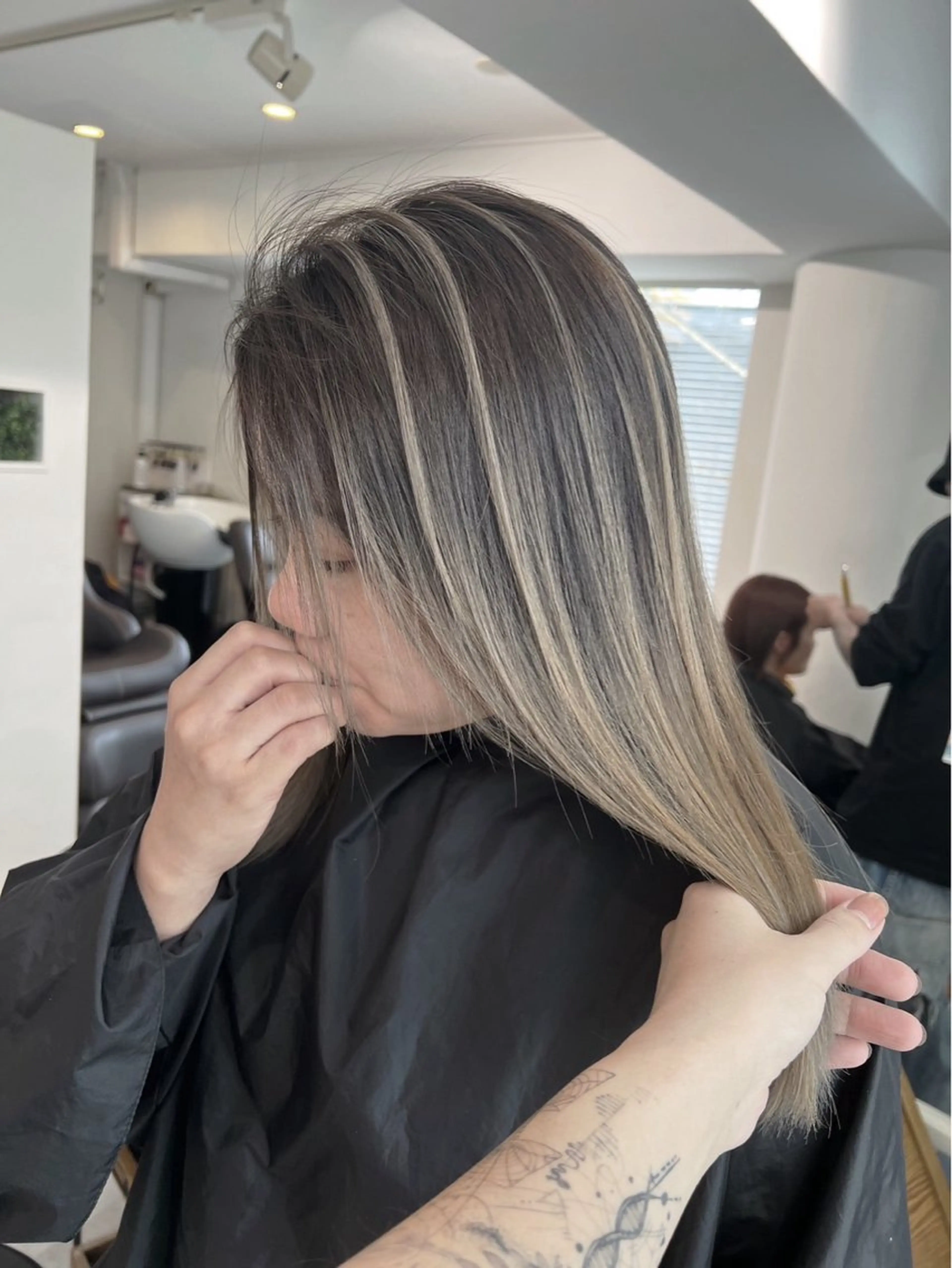 ミディアム カラー バレイヤージュ ベージュカラー ホワイトベージュ レイヤーカット ヘアカラー ROBIN所属・指名数No.1 /NAOYAのヘアスタイル