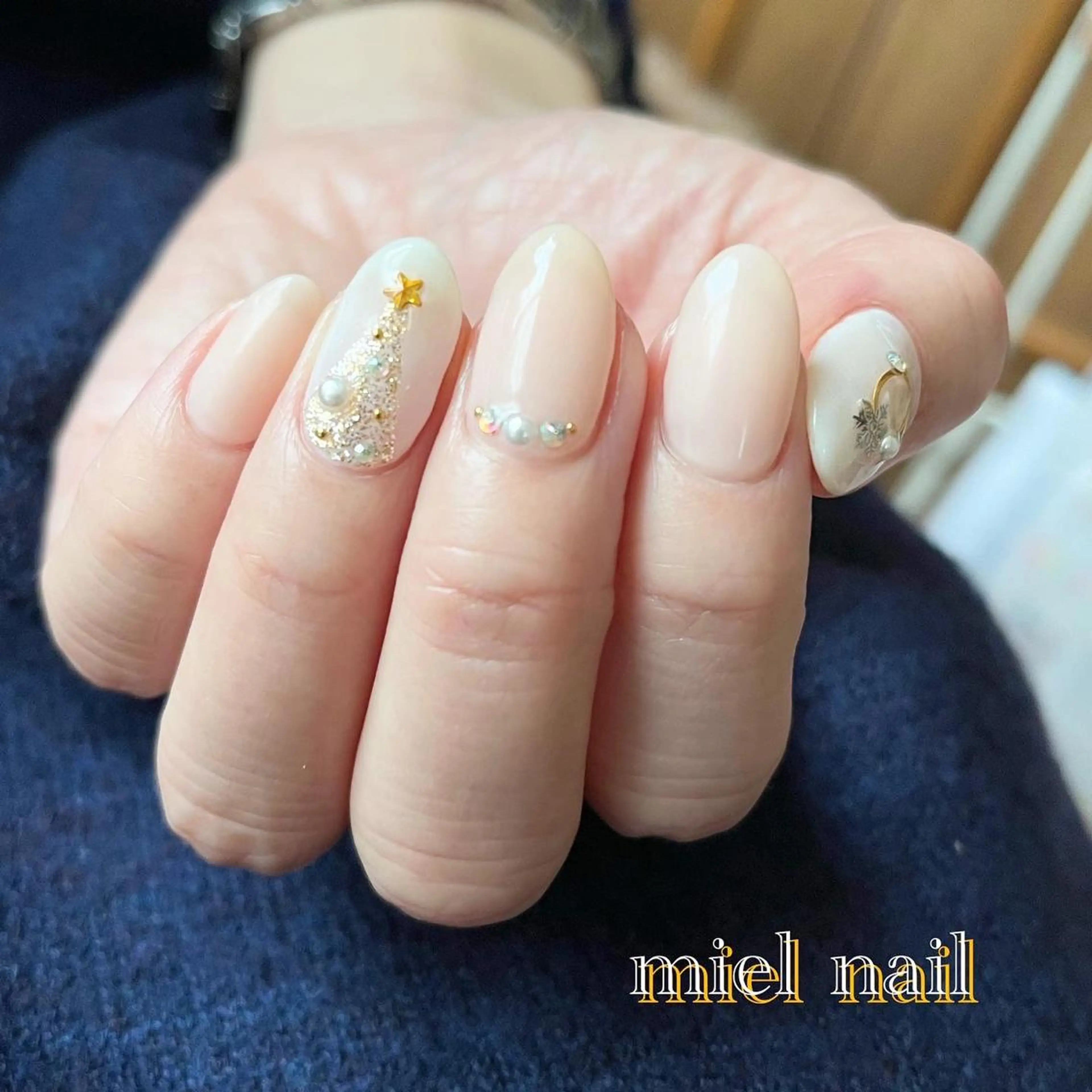 ネイル 持ち込み ストーンネイル 冬ネイル クリスマス ハンドネイル miel nailのネイルデザイン