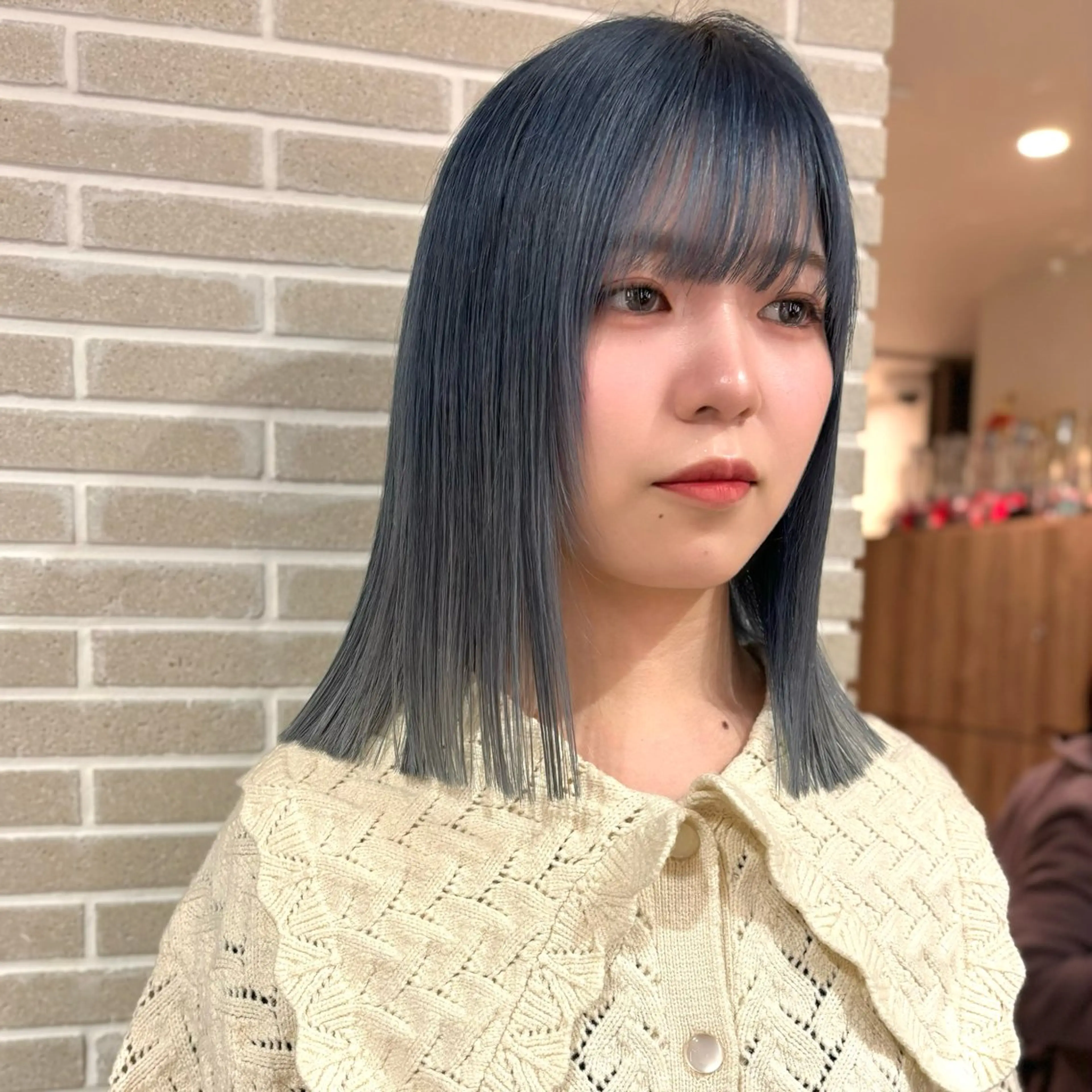 ミディアム カラー ブリーチ ブルーカラー イルミナカラー シルバー ヘアカラー レイヤーカット⭐️ ブリーチ桑原 日花理のヘアスタイル