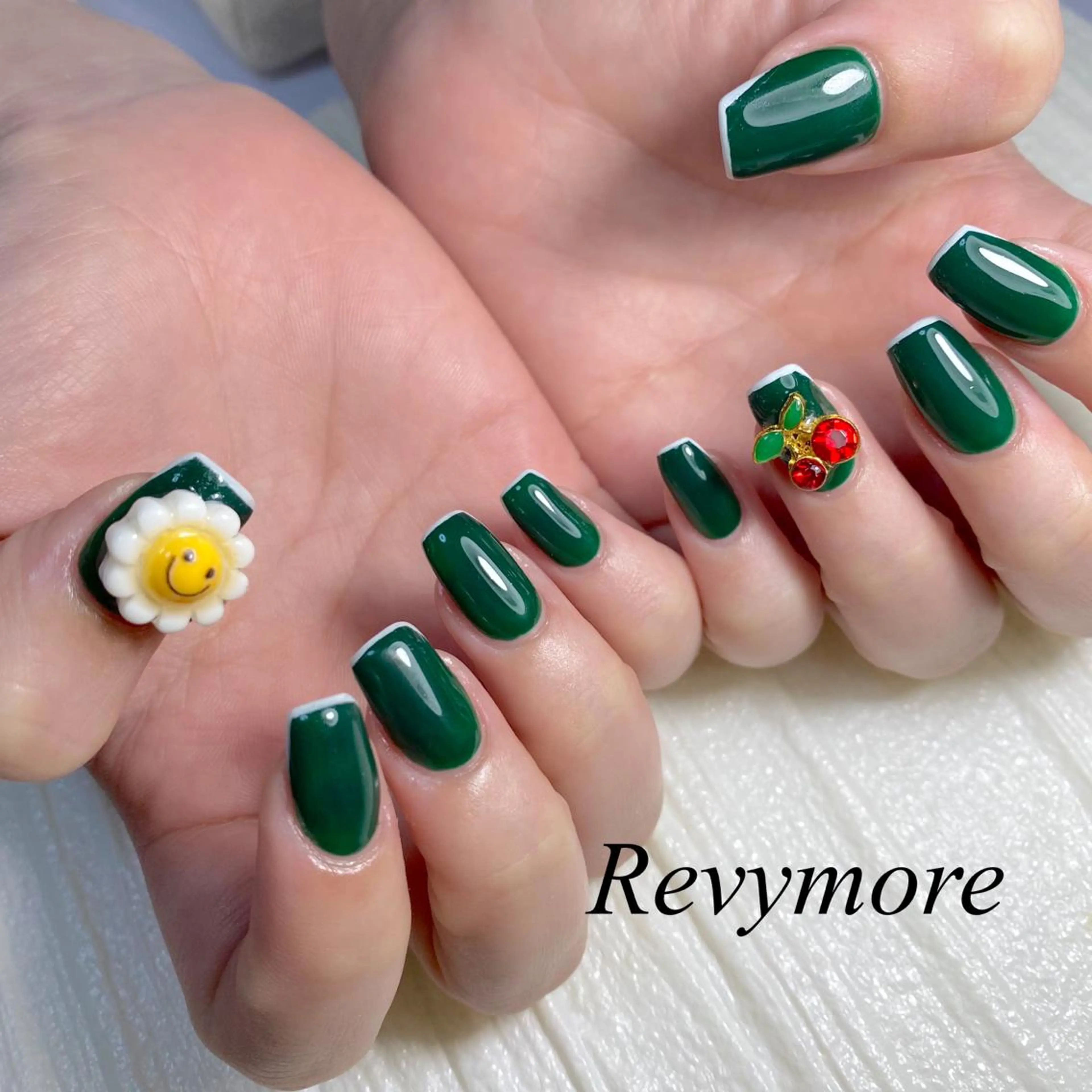 ミディアム ネイル 韓国風ヘア フレンチネイル ジェルネイル キラキラネイル 韓国ネイル nail salon Revymore所属・nail salon Revymoreのネイルデザイン