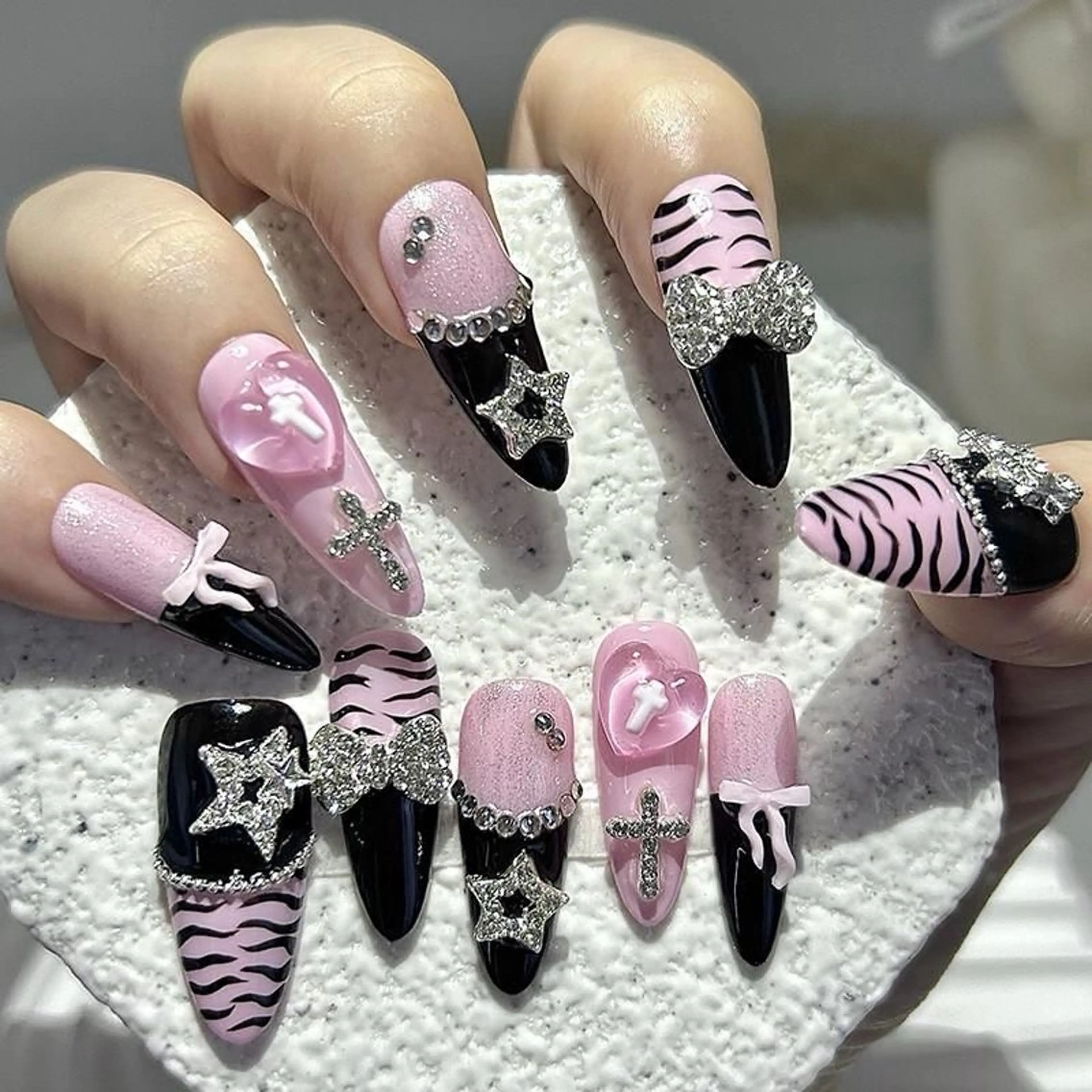 ネイル アートネイル 長さ出し ジェルネイル マグネットネイル ニュアンスネイル ハンドネイル Cloudy Chan 歌舞伎町のネイルデザイン