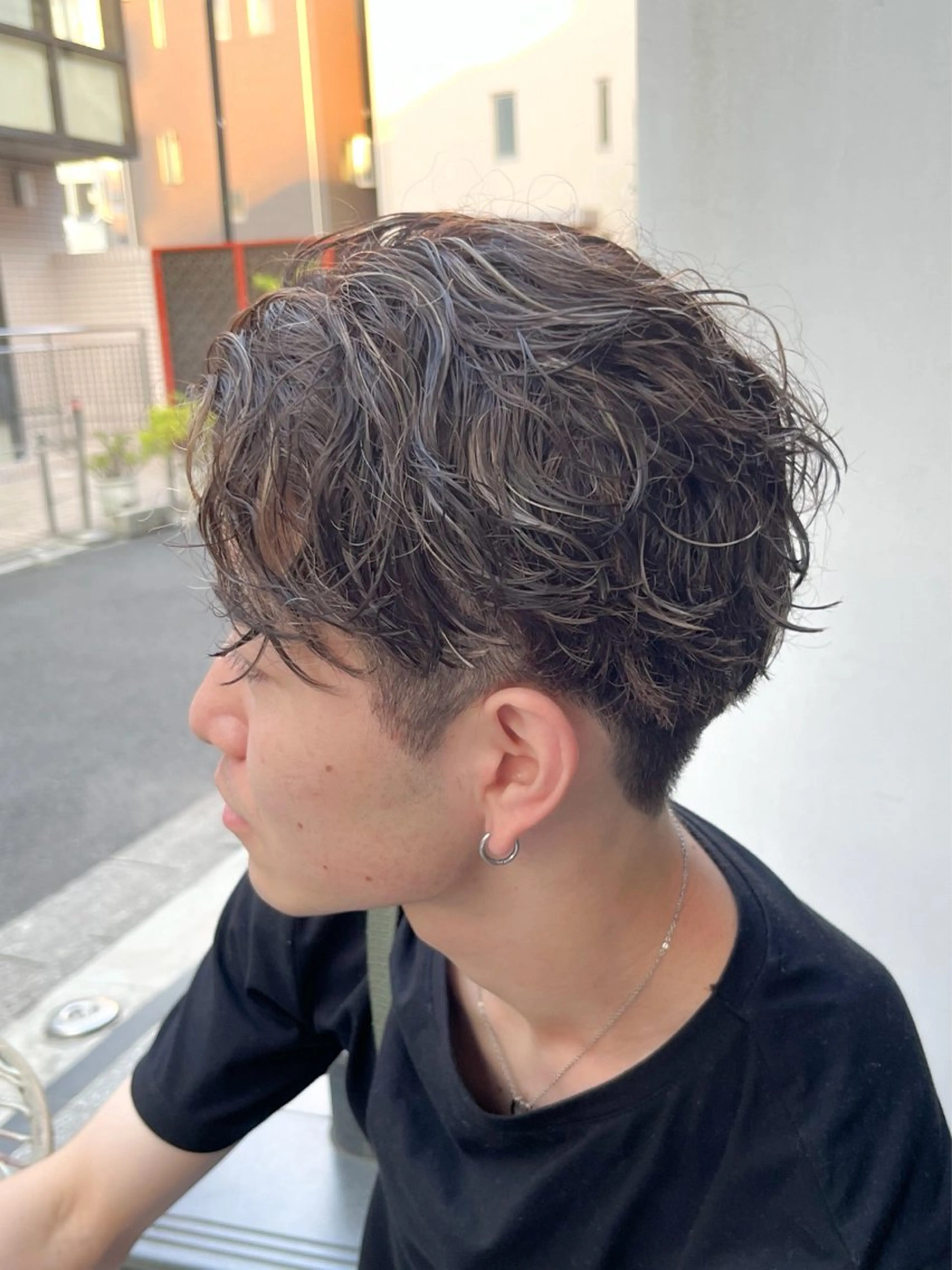 ショート カラー パーマ メンズ フェザーパーマ メンズパーマ 刈り上げ ニュアンスパーマ スパイラルパーマ 似合わせハイトーン 🍯ayumi🍯のヘアスタイル