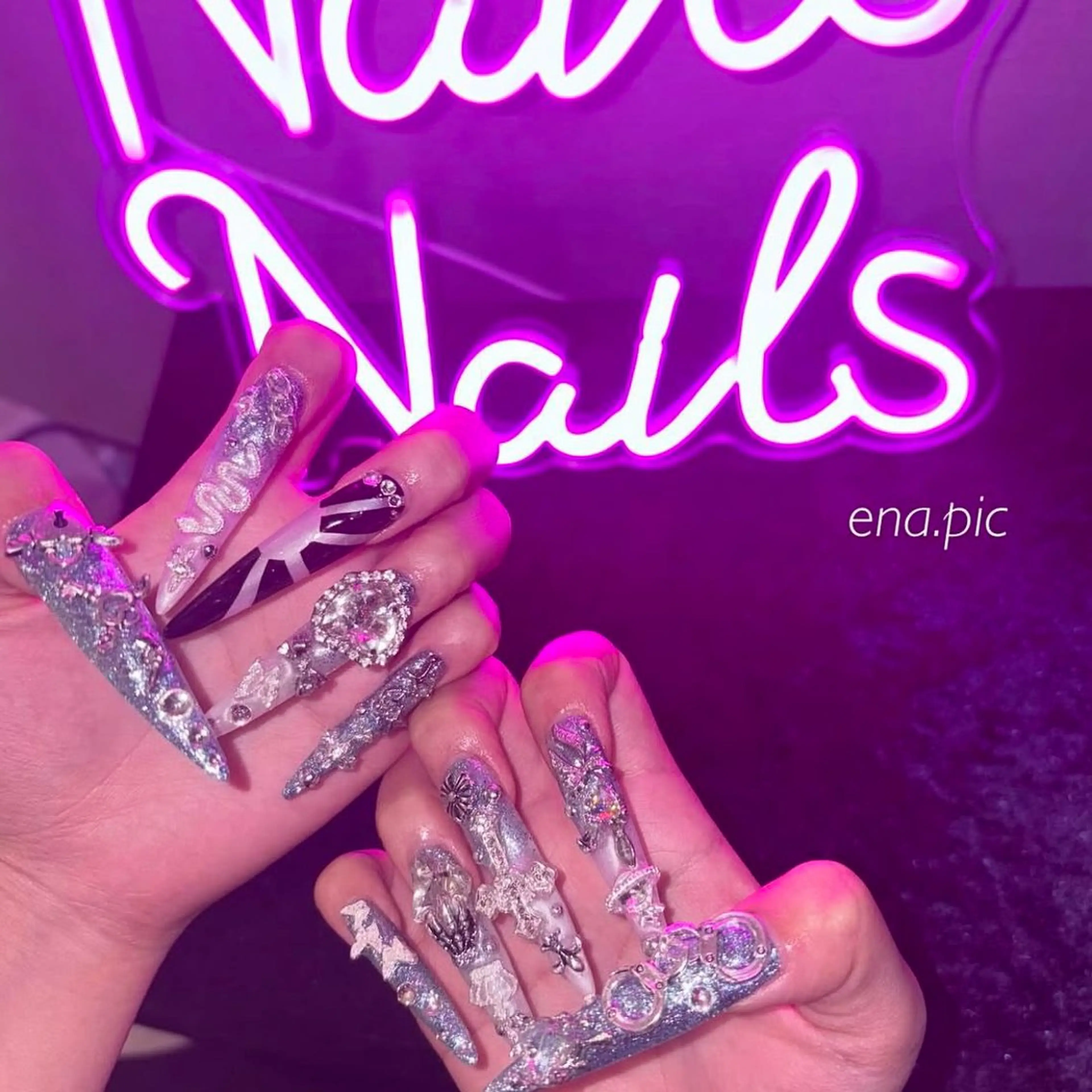 ネイル フレンチネイル ガーリー グラデーション ハート スカルプネイル toyvenail 🖤enaのネイルデザイン