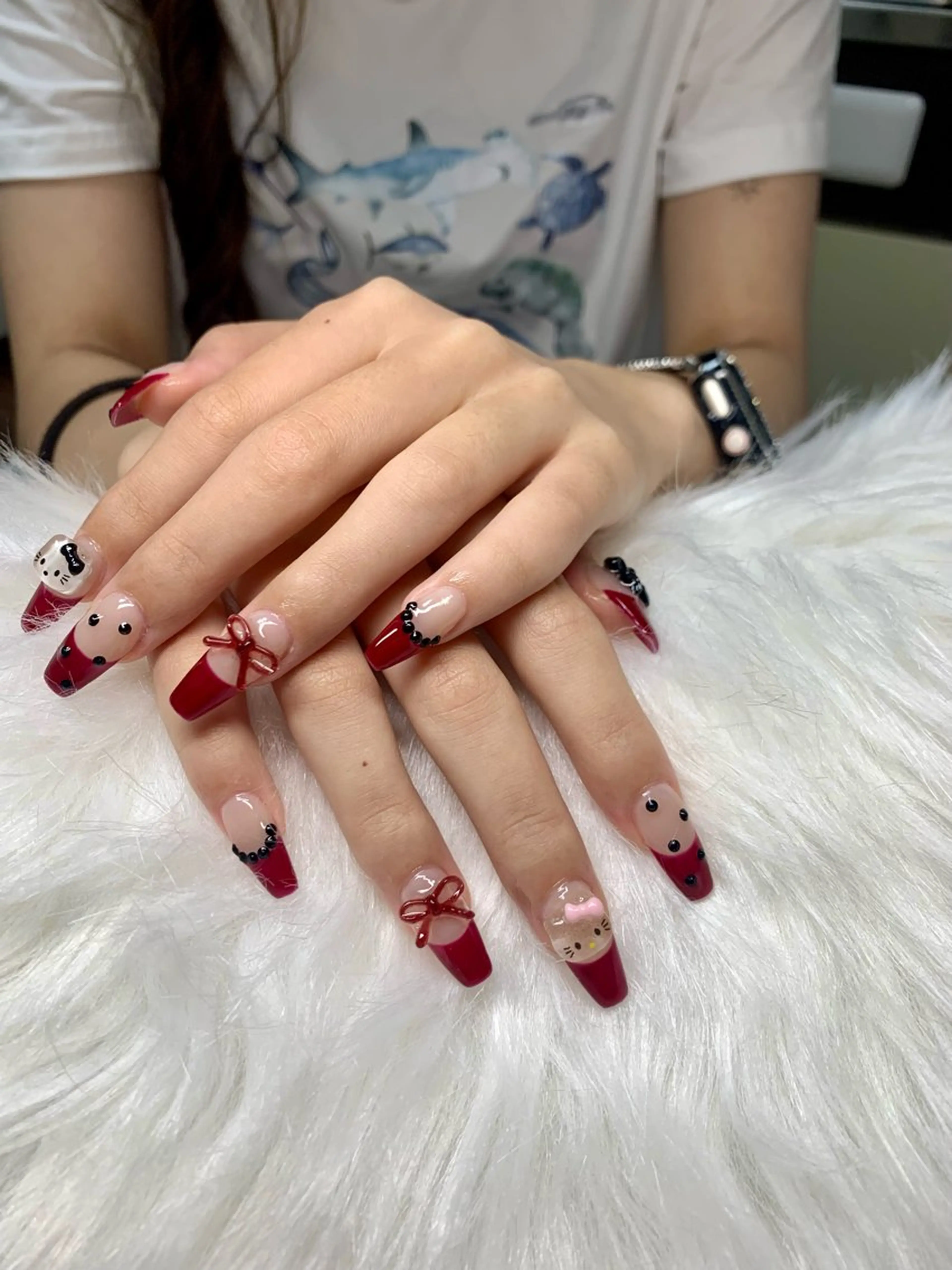 ネイル 赤色 リボン ストーンネイル ハンドネイル Lily nails studioのネイルデザイン
