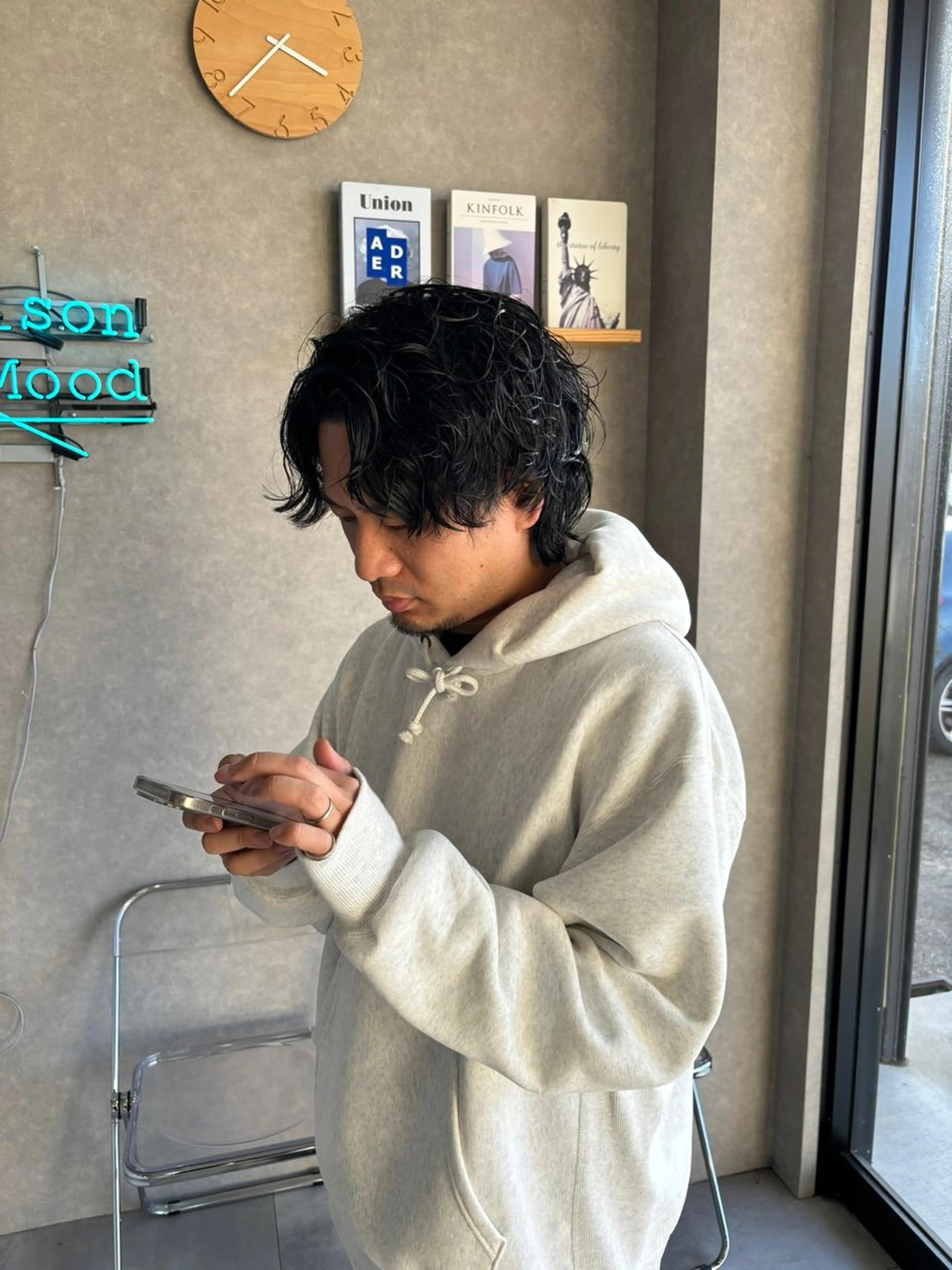 ミディアム パーマ メンズ ミディアムパーマ メンズハイトーン マッシュウルフ マッシュ メンズパーマ カット パーマ トリートメント 長谷川 湧のヘアスタイル