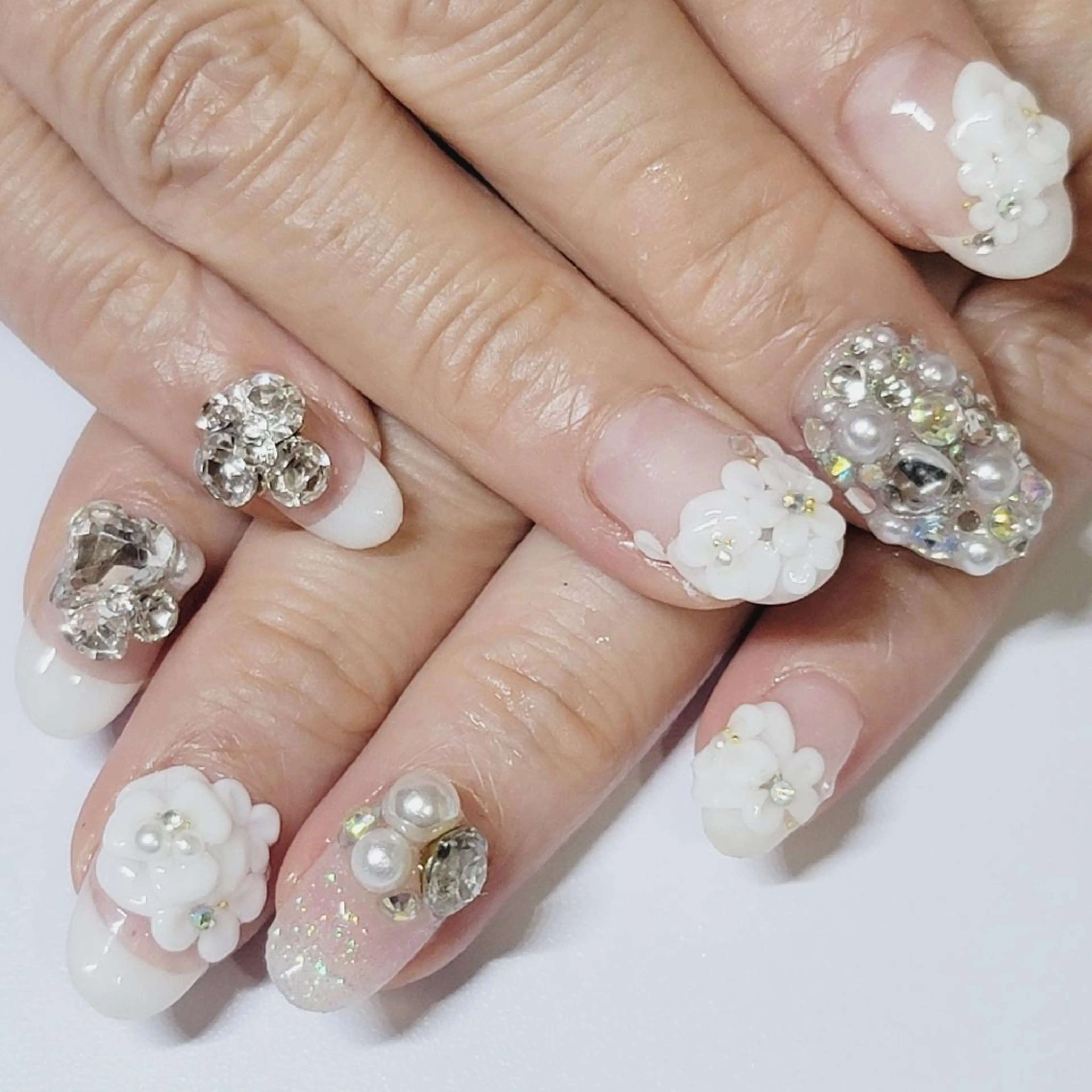 ネイル フレンチネイル ゴージャス ホワイト ハンドネイル よしだ ひろきのネイルデザイン