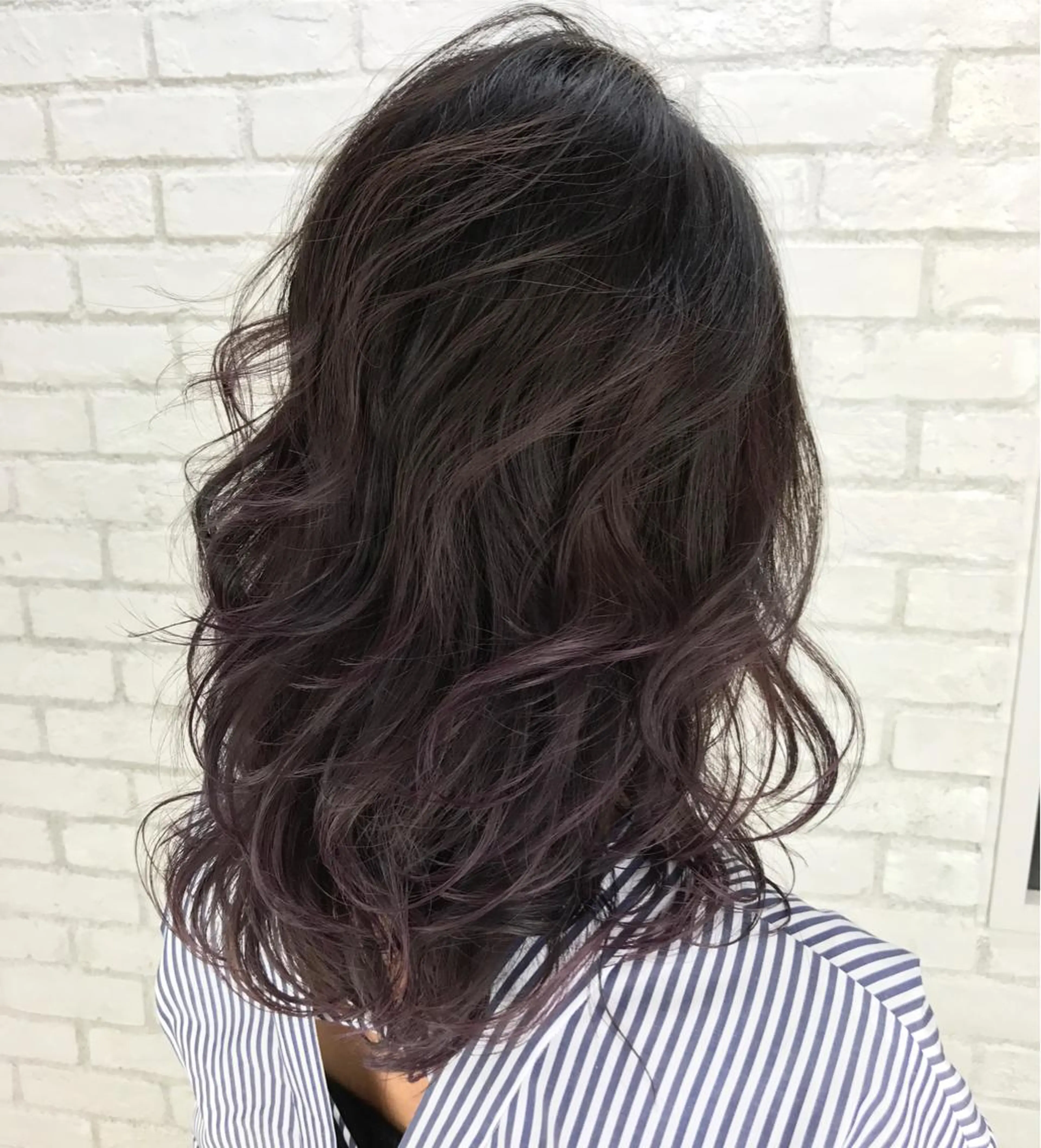 セミロング パープルカラー TOMOYAレイヤー ブリーチ縮毛矯正のヘアスタイル