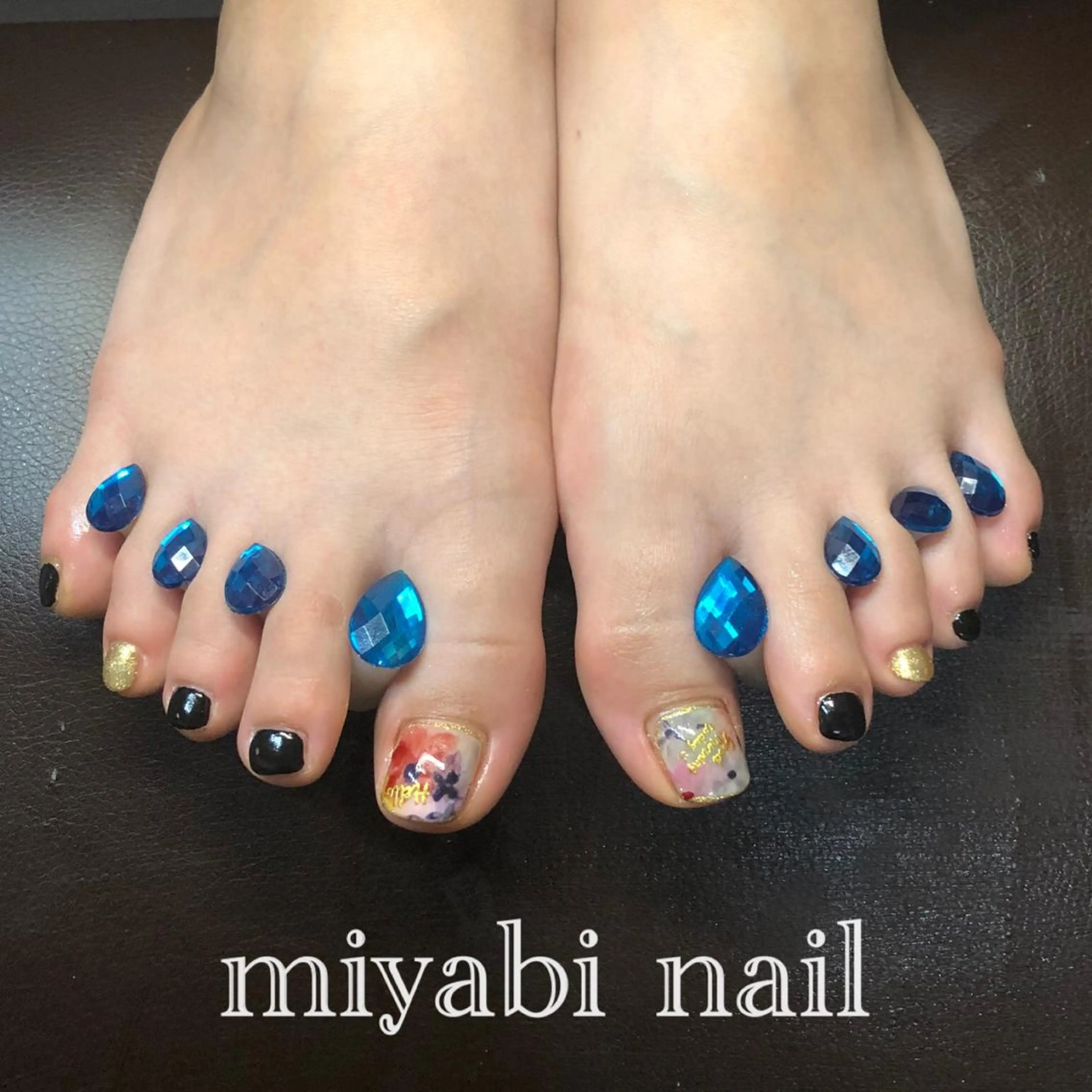 ネイル アートネイル フラワーネイル フットネイル ジェルネイル ゴールド フットネイル miyabi nail 桂川駅近くのネイルデザイン
