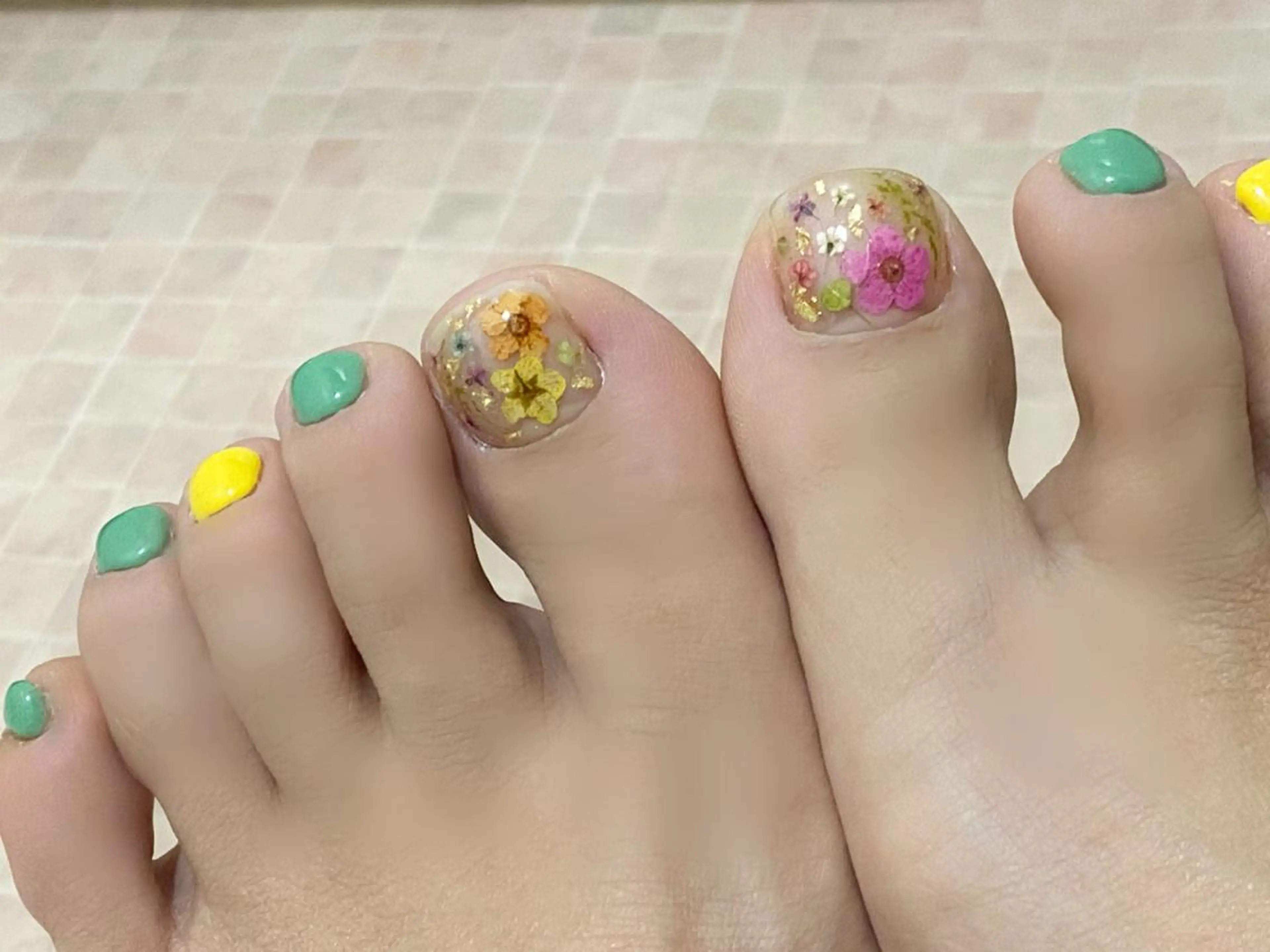 ショート ネイル イエローカラー アートネイル フットネイル グリーン 黄色 三原 裕紀のマツエク・マツパデザイン