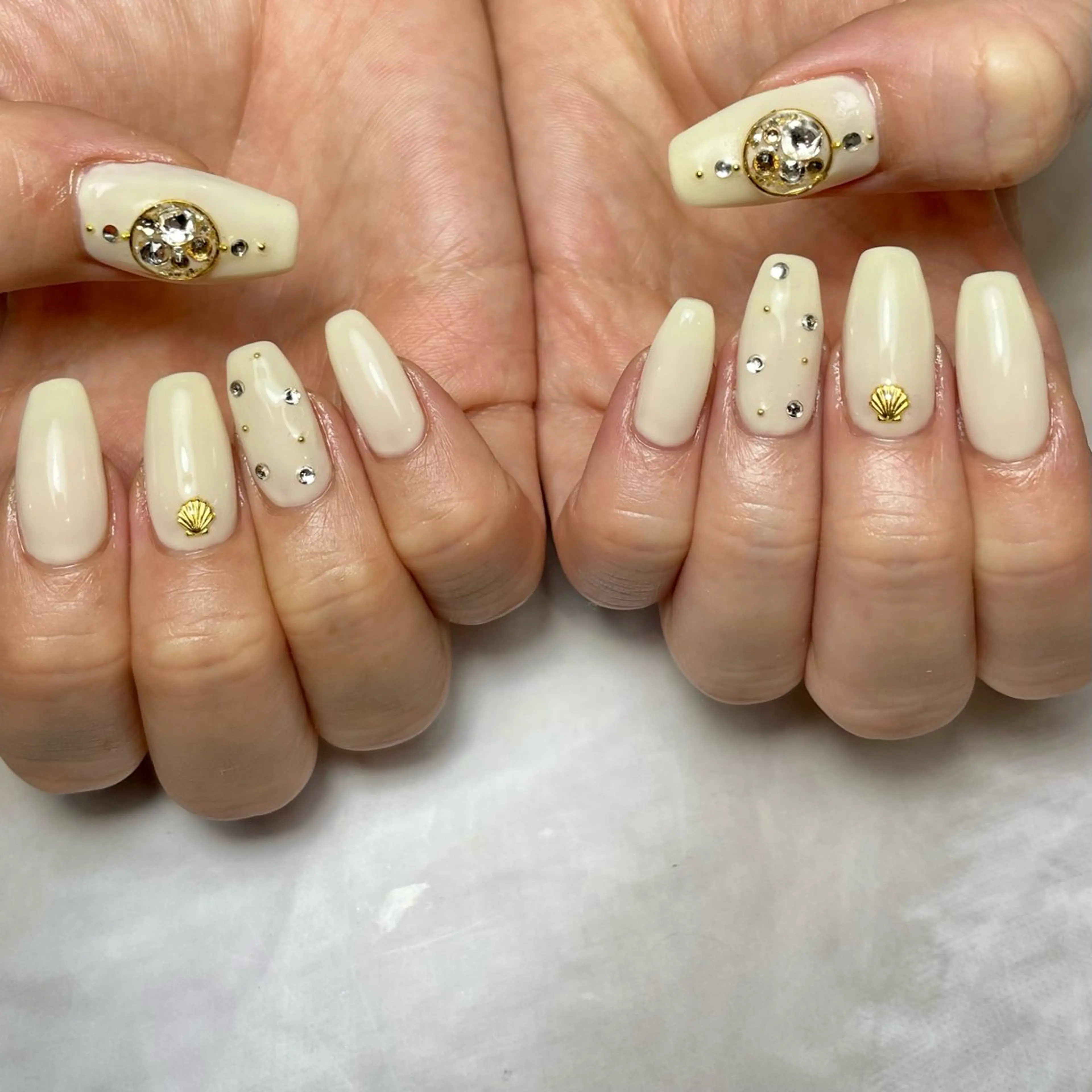 ネイル ゴールド ワンカラーネイル ホワイト ハンドネイル Reflection marikoのネイルデザイン