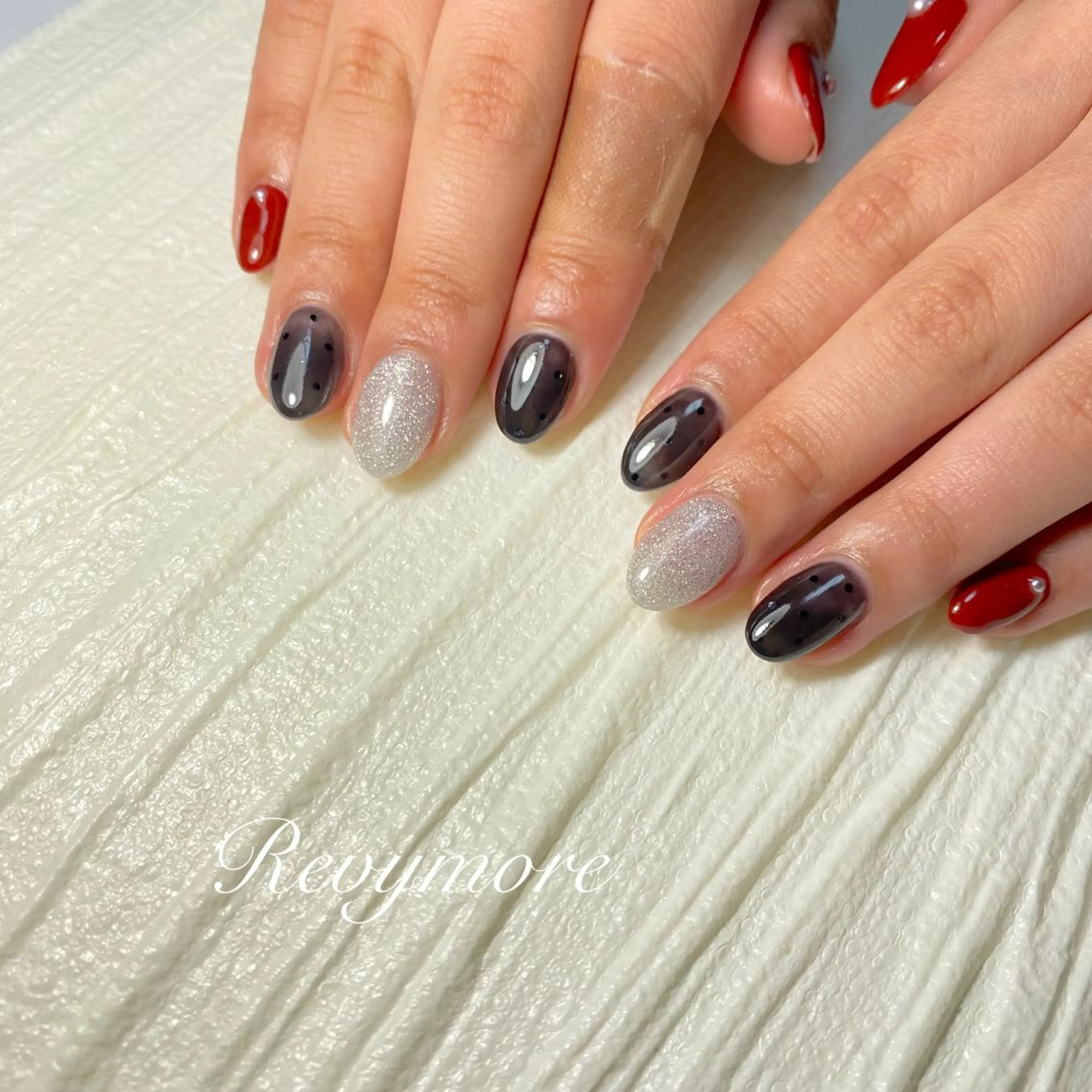 ミディアム ネイル 韓国風ヘア ボルドー ドット ジェルネイル キラキラネイル nail salon Revymore所属・nail salon Revymoreのネイルデザイン