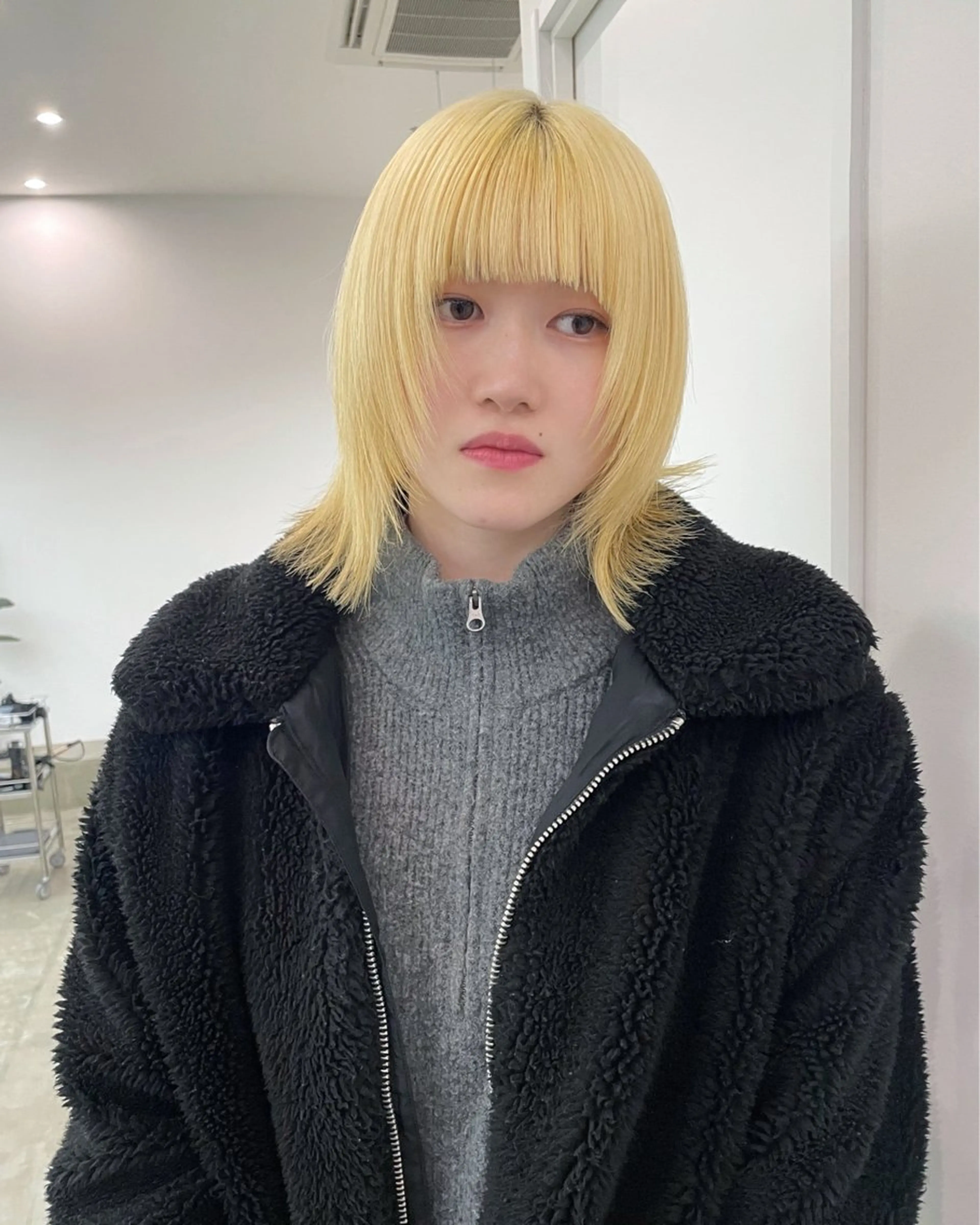 ミディアム カラー 抜きっぱなしブロンド ブロンド レイヤーカット YU KIのヘアスタイル