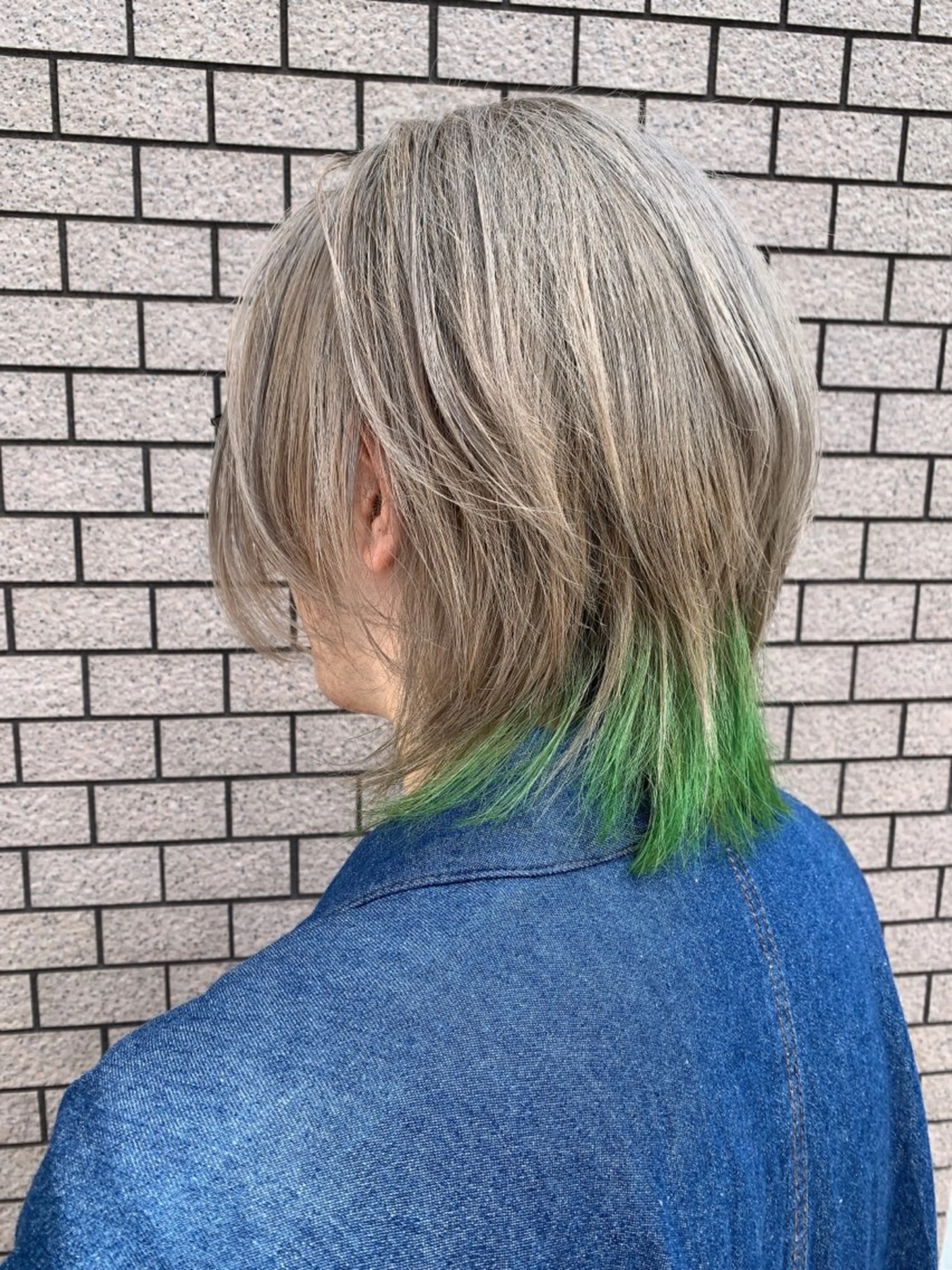 カラー メンズ メンズハイトーン メンズインナーカラー メンズウルフカット ハイトーンカラー インナーカラー 汐見 悠佑のヘアスタイル